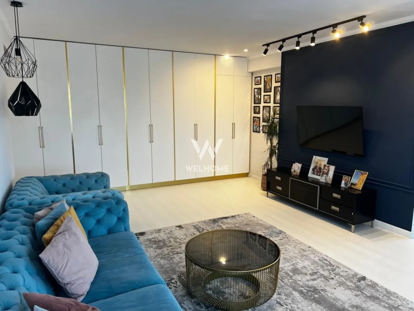 Penthouse de lux cu terasă panoramică – City Residence, Sibiu - Penthouse gata de mutare, pentru cei care apreciază frumusețea, lumina și spațiul. Acest penthouse impresionant, situat în ansamblul rezidențial City Residence, îți oferă o experiență de locuire la cel mai înalt nivel, cu o priveliște panoramică spectaculoasă atât spre dealul Gușteriței, cât și spre întreg orașul.

Compartimentarea este gândită inteligent, cu spații generoase și finisaje premium:
 • living luminos de 34,51 mp
 • bucătărie separată de 6,52 mp
 • hol de 6,84 mp
 • 2 dormitoare spațioase (13,18 mp și 13,47 mp)
 • 2 băi elegante (4,35 mp și 4,78 mp)
 • terasă impresionantă de 52 mp, perfectă pentru relaxare sau seri alături de prieteni

Suprafața totală este de 135,66 mp, iar proprietatea beneficiază de loc de parcare dedicat.

Acest apartament este complet pregătit pentru a deveni „acasă”: atmosferă rafinată, multă lumină naturală și senzația unică de libertate oferită de panorama deosebită.

📍 City Residence – una dintre cele mai căutate zone din Sibiu
🏡 Suprafață totală: 135,66 mp
🚗 Parcare privată inclusă

Pret: 285 000 EURO
Telefon: 0756 094 405