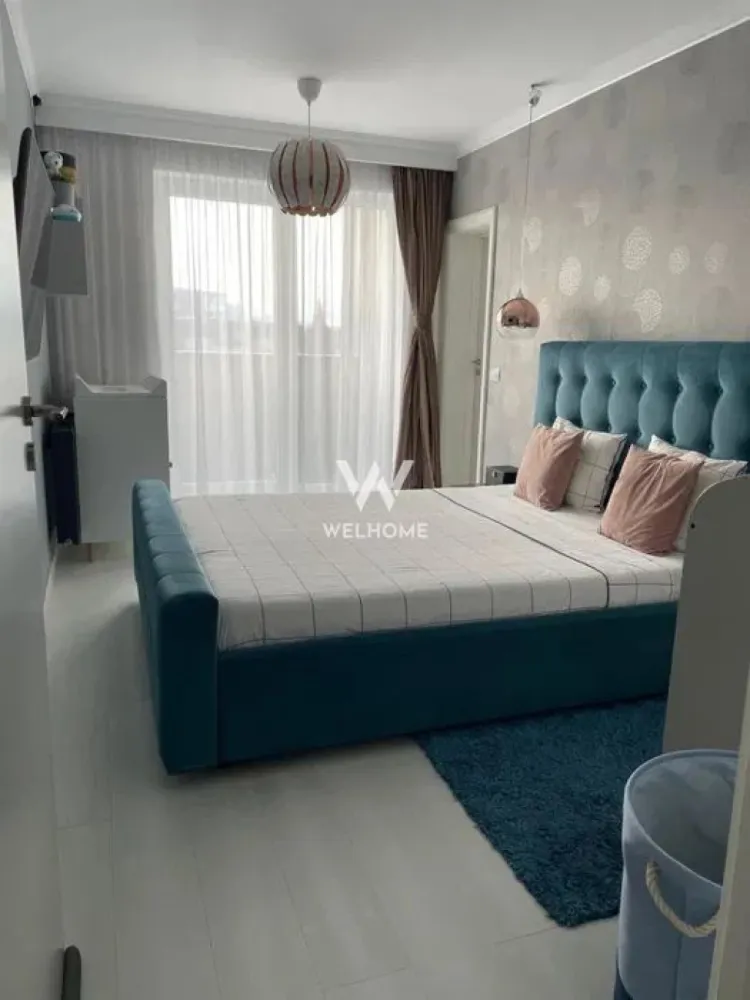 Penthouse de lux cu terasă panoramică – City Residence, Sibiu - Penthouse gata de mutare, pentru cei care apreciază frumusețea, lumina și spațiul. Acest penthouse impresionant, situat în ansamblul rezidențial City Residence, îți oferă o experiență de locuire la cel mai înalt nivel, cu o priveliște panoramică spectaculoasă atât spre dealul Gușteriței, cât și spre întreg orașul.

Compartimentarea este gândită inteligent, cu spații generoase și finisaje premium:
 • living luminos de 34,51 mp
 • bucătărie separată de 6,52 mp
 • hol de 6,84 mp
 • 2 dormitoare spațioase (13,18 mp și 13,47 mp)
 • 2 băi elegante (4,35 mp și 4,78 mp)
 • terasă impresionantă de 52 mp, perfectă pentru relaxare sau seri alături de prieteni

Suprafața totală este de 135,66 mp, iar proprietatea beneficiază de loc de parcare dedicat.

Acest apartament este complet pregătit pentru a deveni „acasă”: atmosferă rafinată, multă lumină naturală și senzația unică de libertate oferită de panorama deosebită.

📍 City Residence – una dintre cele mai căutate zone din Sibiu
🏡 Suprafață totală: 135,66 mp
🚗 Parcare privată inclusă

Pret: 285 000 EURO
Telefon: 0756 094 405