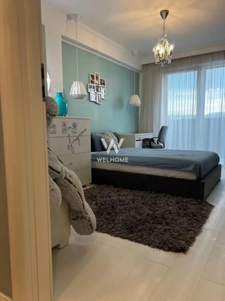Penthouse de lux cu terasă panoramică – City Residence, Sibiu - Penthouse gata de mutare, pentru cei care apreciază frumusețea, lumina și spațiul. Acest penthouse impresionant, situat în ansamblul rezidențial City Residence, îți oferă o experiență de locuire la cel mai înalt nivel, cu o priveliște panoramică spectaculoasă atât spre dealul Gușteriței, cât și spre întreg orașul.

Compartimentarea este gândită inteligent, cu spații generoase și finisaje premium:
 • living luminos de 34,51 mp
 • bucătărie separată de 6,52 mp
 • hol de 6,84 mp
 • 2 dormitoare spațioase (13,18 mp și 13,47 mp)
 • 2 băi elegante (4,35 mp și 4,78 mp)
 • terasă impresionantă de 52 mp, perfectă pentru relaxare sau seri alături de prieteni

Suprafața totală este de 135,66 mp, iar proprietatea beneficiază de loc de parcare dedicat.

Acest apartament este complet pregătit pentru a deveni „acasă”: atmosferă rafinată, multă lumină naturală și senzația unică de libertate oferită de panorama deosebită.

📍 City Residence – una dintre cele mai căutate zone din Sibiu
🏡 Suprafață totală: 135,66 mp
🚗 Parcare privată inclusă

Pret: 285 000 EURO
Telefon: 0756 094 405