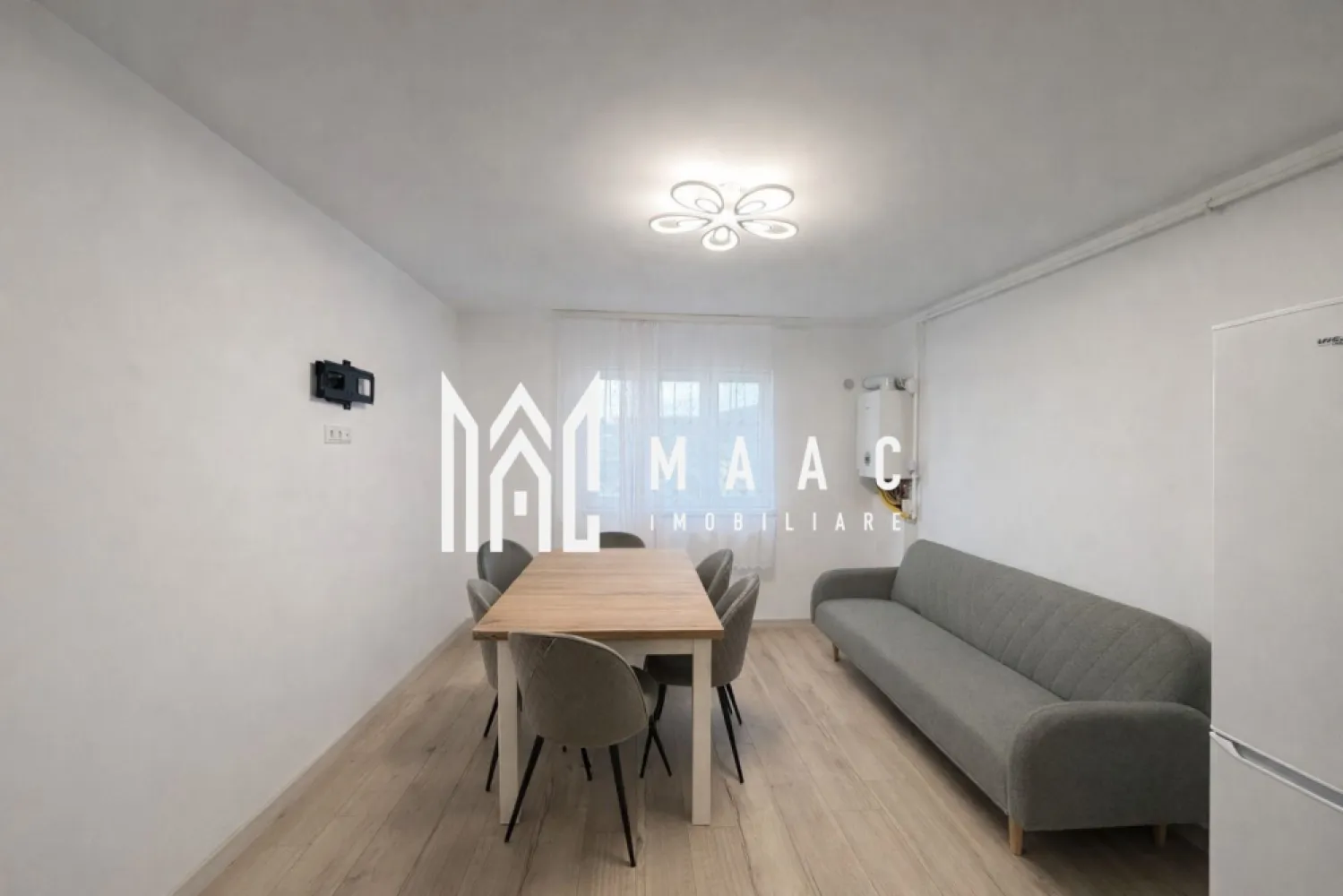 Apartament 2 camere I etajul 3 I LIft I Zona Lazaret - MAAC Imobiliare va propune spre închiriere un apartament modern cu 2 camere, situat la etajul 3 al unui imobil din Sibiu, zona Lazaret.

Blocul are lift.
Apartamentul este compus din dormitor cu baie proprie si living cu bucatarie open space

Se inchiriaza pe minim 12 luni.
Nu sunt acceptate animale de companie.
Se percepe garantie in cuantumul unei chirii lunare.

Pentru mai multe detalii sau vizionare precizați telefonic ca ați văzut anunțul cu ID CP2928710