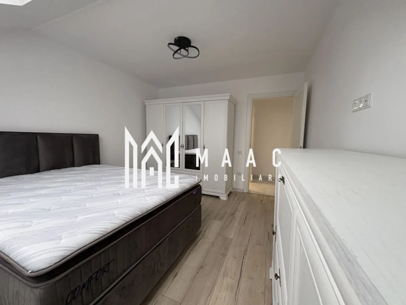 Apartament 2 camere I etajul 3 I LIft I Zona Lazaret - MAAC Imobiliare va propune spre închiriere un apartament modern cu 2 camere, situat la etajul 3 al unui imobil din Sibiu, zona Lazaret.

Blocul are lift.
Apartamentul este compus din dormitor cu baie proprie si living cu bucatarie open space

Se inchiriaza pe minim 12 luni.
Nu sunt acceptate animale de companie.
Se percepe garantie in cuantumul unei chirii lunare.

Pentru mai multe detalii sau vizionare precizați telefonic ca ați văzut anunțul cu ID CP2928710