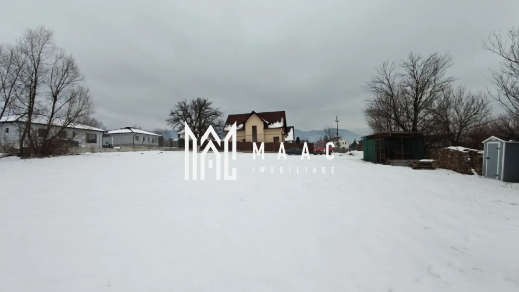 Teren intravilan I 946 mp rezidențial I Utilități I Cisnădie - MAAC Imobiliare propune spre vânzare o parcelă de teren ideală pentru viitoarea dumneavoastră locuință, situată într-o zonă de case noi, în raza orașului Cisnădie. O proprietate cu potențial excelent, potrivită pentru cei care își doresc liniște, spațiu și acces rapid către oraș.

Caracteristici principale
- Suprafață teren: 946 mp
- Clasificare: intravilan
- Acces: drumul se încheie la limita proprietății
- Geometrie: formă neregulată, dar cu suprafață generoasă, ideală pentru construcții, curți și anexe
- Vecinătăți: construcții doar pe una dintre laturile terenului
- Panoramă: vedere frumoasă către orașul Cisnădie

Utilități
- Gaz, apă, canalizare și curent la limita ultimei proprietăți, la aprox. 15 m
- Zonă în dezvoltare, cu infrastructură în curs de extindere

- Potrivit pentru casă individuală, locuință modernă sau duplex
- Amplasament într-o zonă liniștită, înconjurată de natură
- Teren ideal pentru proiecte rezidențiale care necesită spațiu amplu și intimitate

Pentru mai multe detalii și pentru programarea unei vizionări, vă rugăm să contactați MAAC Imobiliare, specificând ID: CP2889738.