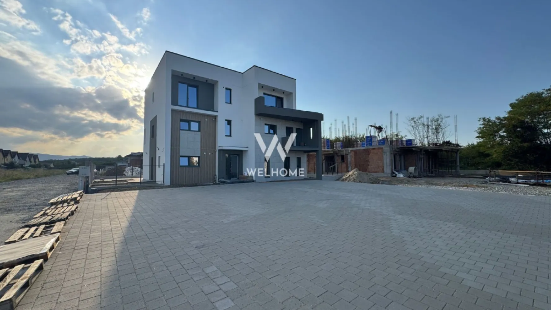 Apartament la Vila, 3 camere, Cartierul Arhitectilor - Apartament la Vila, Proiect Premium in Cartierul Arhitectilor, Sibiu

!!! Locuințe premium pentru un trai deosebit !!!

Proiect nou si exclusivist, cu doar 4 apartamente de 2, 3 și 4 camere, concepute pentru confortul și stilul tău de viață.

Puncte forte:

Izolație cu vată bazaltică de 10 cm pentru confort termic maxim
Balustrade din sticlă securizată pentru un design modern și siguranță
Supraveghere video non-stop pentru siguranța ta și a familiei tale
Încălzire în pardoseală – confortul suprem în fiecare cameră
Geamuri premium cu 3 foi de sticlă + 3 garnituri pentru izolare fonică și termică excelentă
Centrală termică Bosch în condensare, eficientă și economică
Iluminat exterior pentru un ambient plăcut și sigur
Balcoane și terase hidroizolate pentru durabilitate și protecție în timp
Finisaje de înaltă calitate, care aduc un plus de eleganță fiecărui detaliu

Compartimentare: Living si bucatarie in open space, baie generoasa cu geam pentru aerisire, baie mica, 2 dormitoare, balcon !! 

Predare: Unitatea locativa in lucru cu termen de receptie in primavara 2026.

Pret: 146.000 Euro + TVA