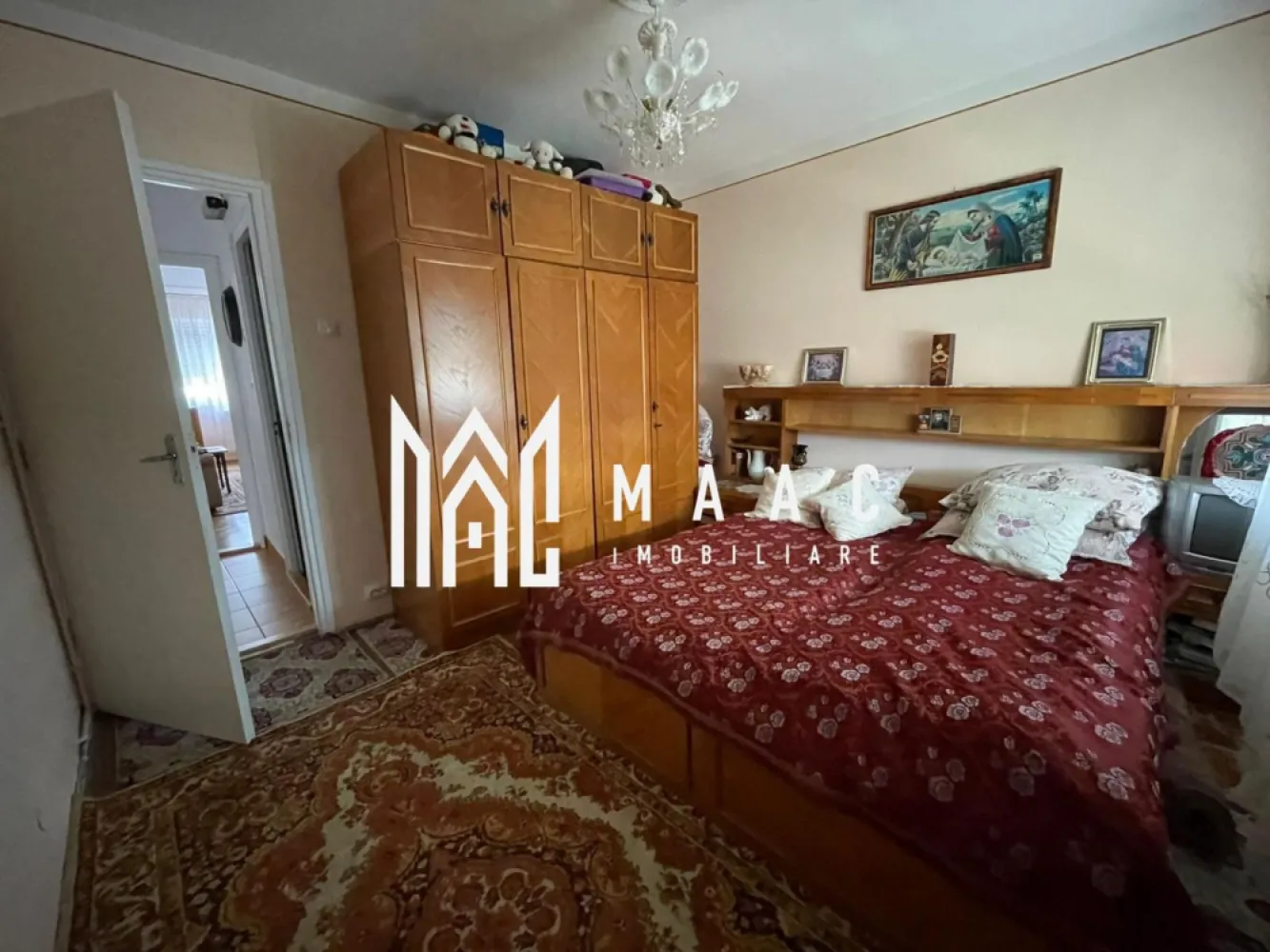 Apartament 2 camere | Balcon | Pivnita | 54 MP | Dumbravii - MAAC Imobiliare va prezinta un apartament cu 2 camere decomandat pe Calea Dumbrăvii.

Caracteristici:
Suprafață utilă: 54 mp
Apartament decomandat
Pivniță de 15 mp inclusă

Compartimentare: 

Apartamentul este compus din living cu parchet din lemn masiv recent șlefuit și lăcuit, dormitor cu vedere panoramică spre Munții Făgăraș și Păltiniș, balcon închis cu geam termopan, debara pentru depozitare, cămară și hol care asigură o bună circulație între spații.

Dotări și facilități:
Centrală termică Vaillant
Parchet din lemn masiv în stare buna
Balcon închis cu termopan
Pivniță de 15 mp pentru depozitare suplimentară

Localizare
Situat pe Calea Dumbrăvii, una dintre cele mai apreciate și accesibile artere din Sibiu
Acces rapid către centrul orașului și punctele de interes major
Zonă bine dezvoltată, cu magazine, servicii, mijloace de transport și spații verzi în apropiere

Pentru mai multe detalii precizati telefonic ca ati vazut anuntul cu ID: CP2659989