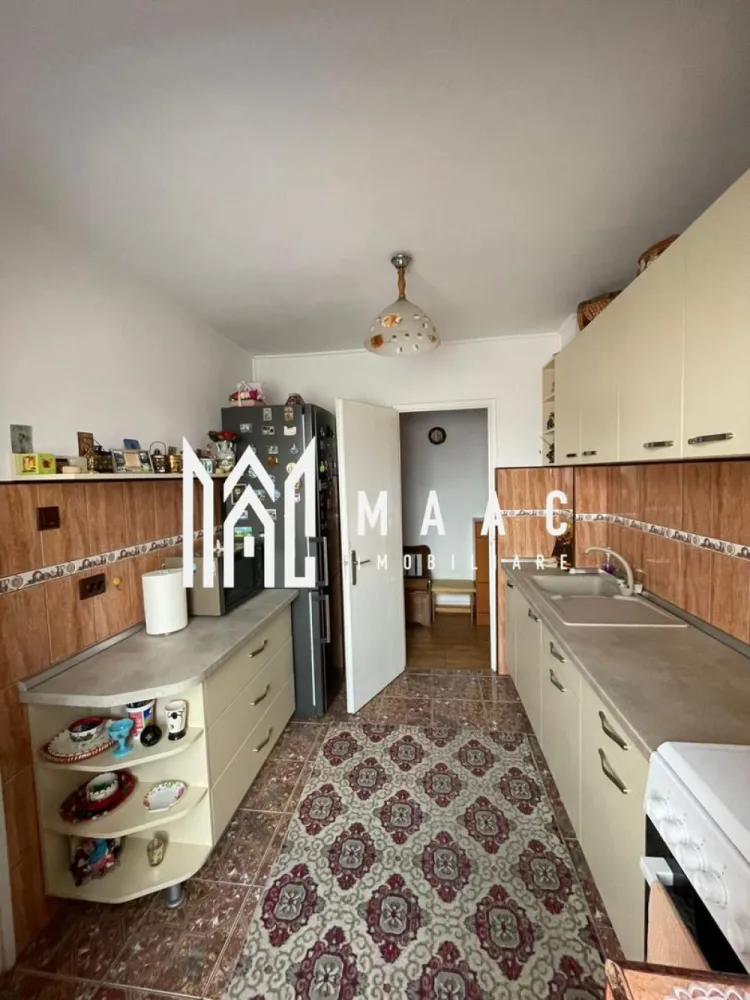 Apartament 2 camere | Balcon | Pivnita | 54 MP | Dumbravii - MAAC Imobiliare va prezinta un apartament cu 2 camere decomandat pe Calea Dumbrăvii.

Caracteristici:
Suprafață utilă: 54 mp
Apartament decomandat
Pivniță de 15 mp inclusă

Compartimentare: 

Apartamentul este compus din living cu parchet din lemn masiv recent șlefuit și lăcuit, dormitor cu vedere panoramică spre Munții Făgăraș și Păltiniș, balcon închis cu geam termopan, debara pentru depozitare, cămară și hol care asigură o bună circulație între spații.

Dotări și facilități:
Centrală termică Vaillant
Parchet din lemn masiv în stare buna
Balcon închis cu termopan
Pivniță de 15 mp pentru depozitare suplimentară

Localizare
Situat pe Calea Dumbrăvii, una dintre cele mai apreciate și accesibile artere din Sibiu
Acces rapid către centrul orașului și punctele de interes major
Zonă bine dezvoltată, cu magazine, servicii, mijloace de transport și spații verzi în apropiere

Pentru mai multe detalii precizati telefonic ca ati vazut anuntul cu ID: CP2659989