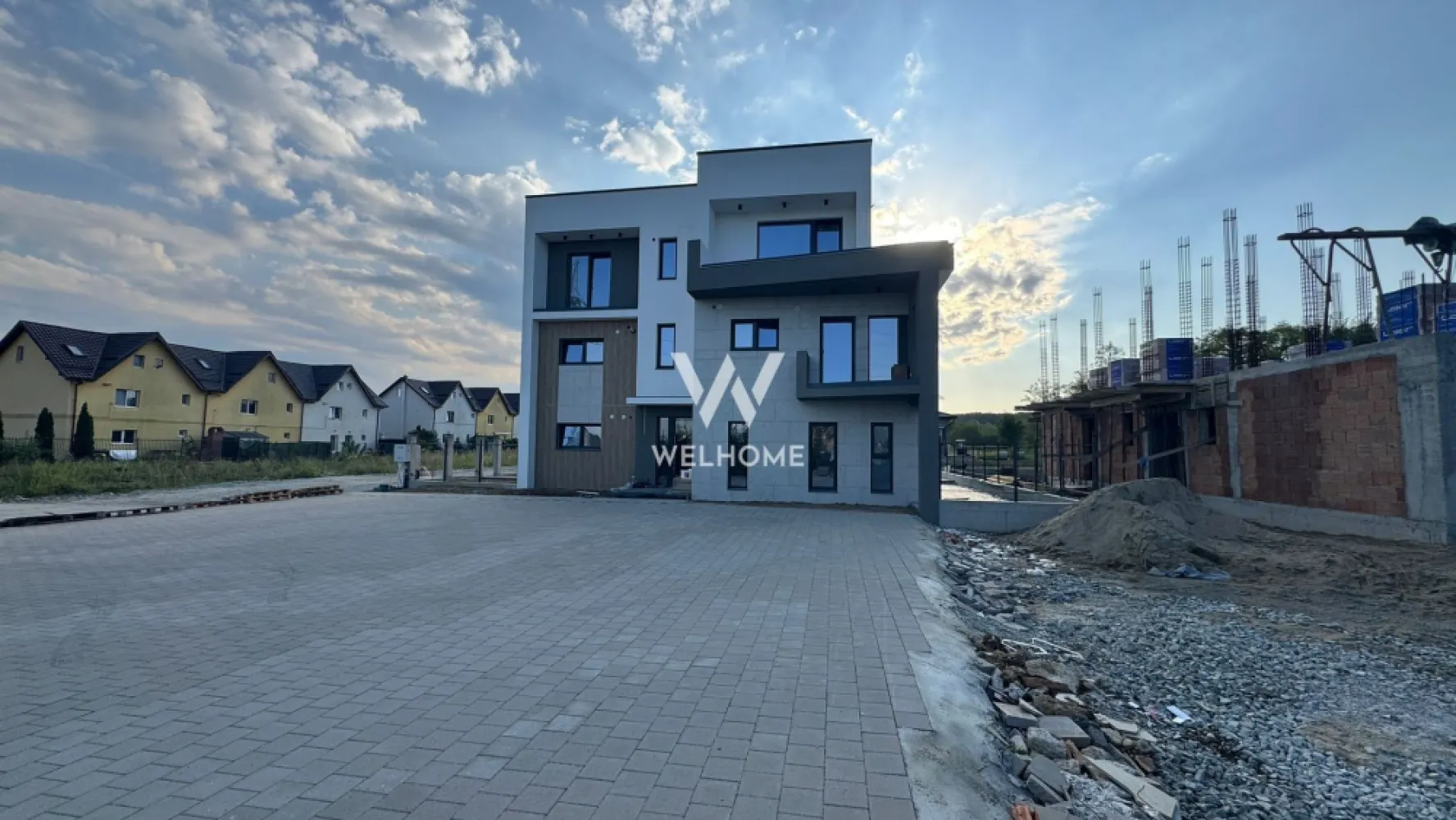 Apartament la Vila, 3 camere, Cartierul Arhitectilor - Apartament la Vila, Proiect Premium in Cartierul Arhitectilor, Sibiu

!!! Locuințe premium pentru un trai deosebit !!!

Proiect nou si exclusivist, cu doar 4 apartamente de 2, 3 și 4 camere, concepute pentru confortul și stilul tău de viață.

Puncte forte:

Izolație cu vată bazaltică de 10 cm pentru confort termic maxim
Balustrade din sticlă securizată pentru un design modern și siguranță
Supraveghere video non-stop pentru siguranța ta și a familiei tale
Încălzire în pardoseală – confortul suprem în fiecare cameră
Geamuri premium cu 3 foi de sticlă + 3 garnituri pentru izolare fonică și termică excelentă
Centrală termică Bosch în condensare, eficientă și economică
Iluminat exterior pentru un ambient plăcut și sigur
Balcoane și terase hidroizolate pentru durabilitate și protecție în timp
Finisaje de înaltă calitate, care aduc un plus de eleganță fiecărui detaliu

Compartimentare: Living si bucatarie in open space, baie generoasa cu geam pentru aerisire, baie mica, 2 dormitoare, balcon !! 

Predare: Unitatea locativa in lucru cu termen de receptie in primavara 2026.

Pret: 146.000 Euro + TVA
