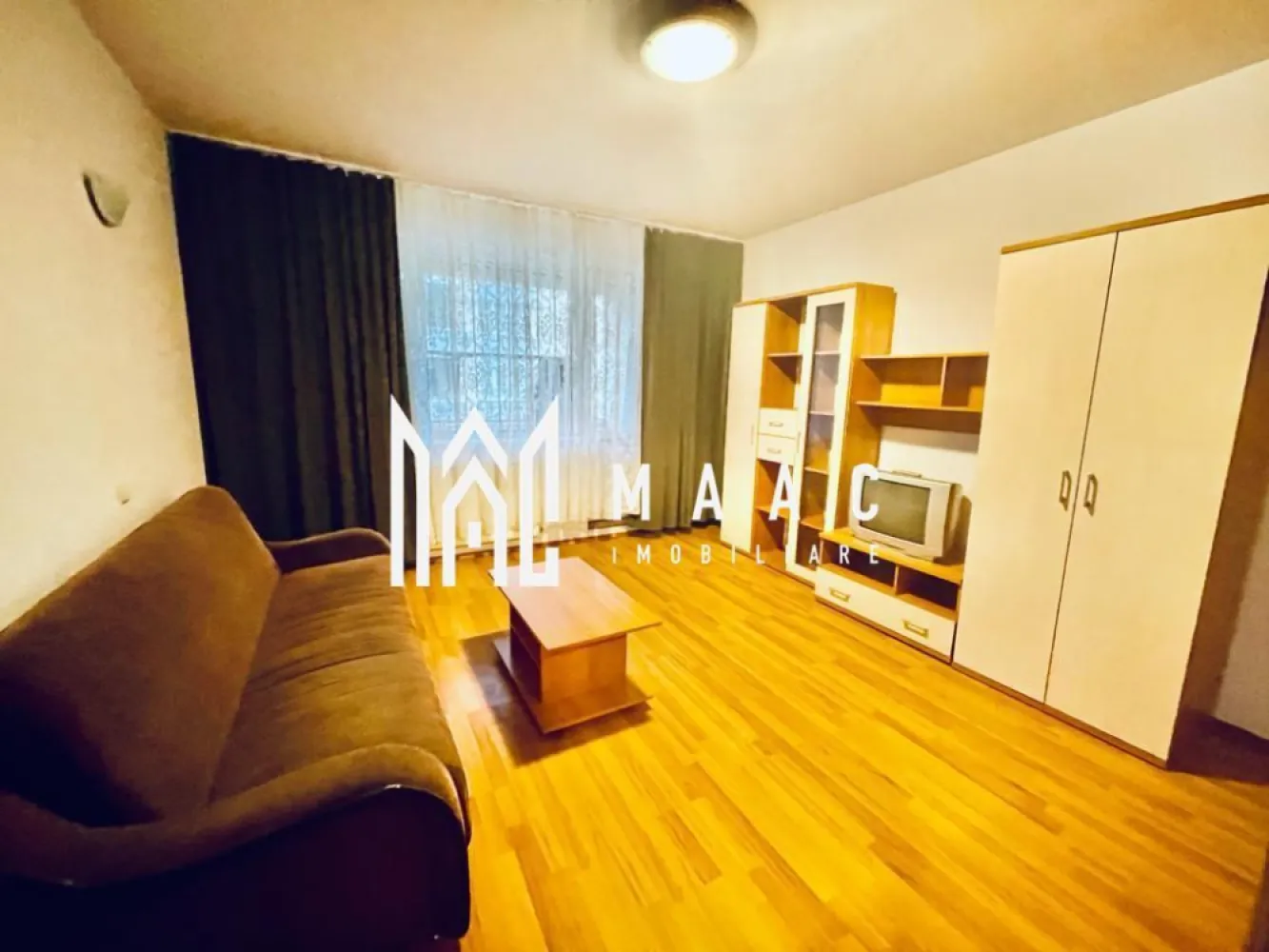 Apartament 1 camera | Etaj 1 | Balcon | Decomandat | Parcare - MAAC Imobiliare va prezinta un apartament cu 1 camera decomandat aproape de Parcul Sub Arini și Pădurea Dumbrava.

Caracteristici:
Tip: Confort 1, decomandat
Suprafață utilă: 48 mp
Etaj: 1 din 3
Balcon: 8 mp
Loc de parcare propriu în fața blocului

Utilități și dotări:
Mobilat și utilat: aragaz, hotă, frigider, mașină de spălat rufe
Centrală termică proprie
Internet prin fibră optică
Izolație termică exterioară
Contorizare individuală: apometre, contor gaz, contor curent electric
Bloc dotat cu interfon

Finisaje interioare:
Pereți: vopsea lavabilă, faianță
Podele: parchet în camere, gresie în bucătărie și baie
Tâmplărie: geamuri termopan 
Ușă de intrare: ușă metalică

Acces facil către toate punctele de interes:
Spații verzi cu pistă de bicicletă și locuri de joacă pentru copii
Unități de învățământ (școli, grădinițe)
Centre comerciale și supermarketuri
Instituții bancare, bancomate și farmacii
Stații de autobuz cu legături rapide spre centrul orașului
În imediata apropiere: Parcul Sub Arini și Pădurea Dumbrava.

Pentru mai multe detalii precizati telefonic ca ati vazut anuntul cu ID: CP2659346