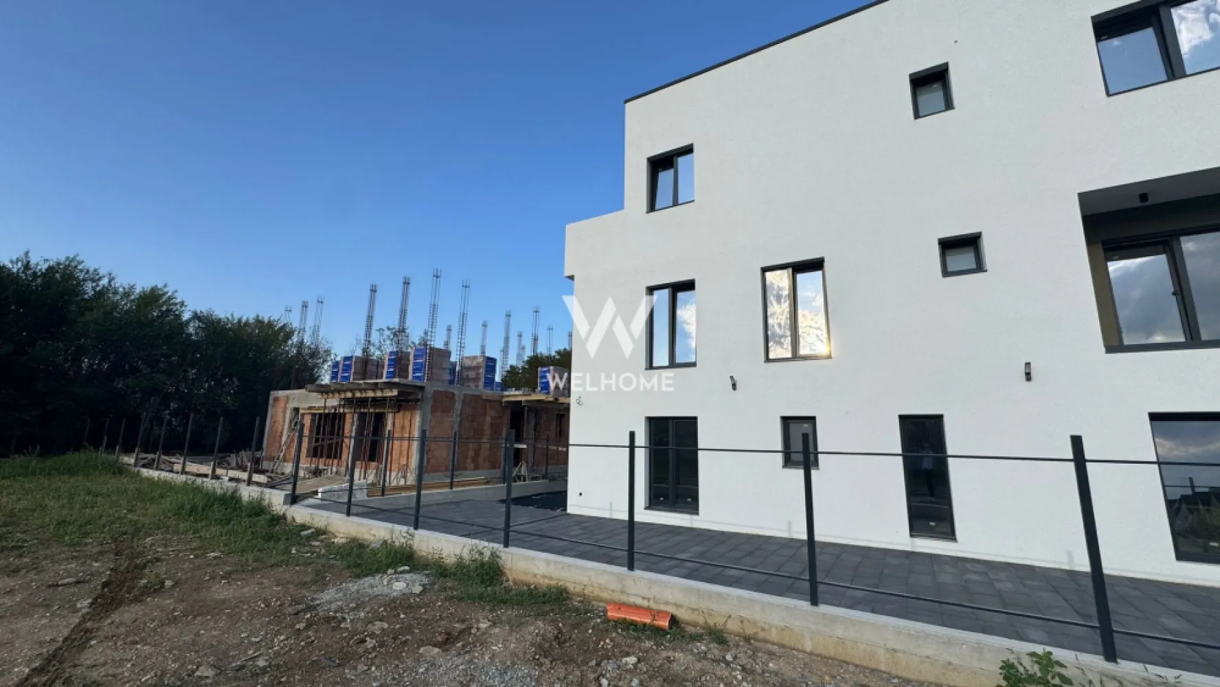 Apartament la Vila, 3 camere, Cartierul Arhitectilor - Apartament la Vila, Proiect Premium in Cartierul Arhitectilor, Sibiu

!!! Locuințe premium pentru un trai deosebit !!!

Proiect nou si exclusivist, cu doar 4 apartamente de 2, 3 și 4 camere, concepute pentru confortul și stilul tău de viață.

Puncte forte:

Izolație cu vată bazaltică de 10 cm pentru confort termic maxim
Balustrade din sticlă securizată pentru un design modern și siguranță
Supraveghere video non-stop pentru siguranța ta și a familiei tale
Încălzire în pardoseală – confortul suprem în fiecare cameră
Geamuri premium cu 3 foi de sticlă + 3 garnituri pentru izolare fonică și termică excelentă
Centrală termică Bosch în condensare, eficientă și economică
Iluminat exterior pentru un ambient plăcut și sigur
Balcoane și terase hidroizolate pentru durabilitate și protecție în timp
Finisaje de înaltă calitate, care aduc un plus de eleganță fiecărui detaliu

Compartimentare: Living si bucatarie in open space, baie generoasa cu geam pentru aerisire, baie mica, 2 dormitoare, balcon !! 

Predare: Unitatea locativa in lucru cu termen de receptie in primavara 2026.

Pret: 146.000 Euro + TVA