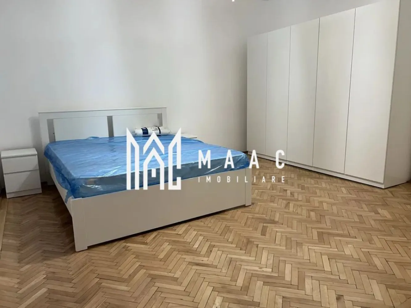 Apartament 2 camere I Decomandat I Parter Inalt I Lazaret - MAAC Imobiliare va prezinta un apartament la casa, renovat in 2025, 2 camere decomandate cu o suprafata utila de 85 mp, Zona Lazaret. 

Compartimentare : Living generos, bucatarie inchisa, dormitor, baie cu dus, hol. 

Curte comuna cu doar 3 apartamente . Vecini linistiti. 

Finisaje interioare moderne

Utilitati si dotari:

Bucatarie: mobilata, utilata
Mobilat: complet, totul NOU
Utilitati: curent electric, apa, canalizare, cablu TV, fibra optica
Izolatii: exterior izolat termic
Contorizare: apometre, contor de gaz, contor curent electric

Supraveghere Video 

Nu se accepta animale de companie !

Ideal pentru o familie sau cuplu, zona linistita, aproape de magazine alimentare si statii de transport in comun. 

Se inchiriaza pe minim 12 luni si se percepe garantie in cuantumul unei chirii lunare. 

Pentru mai multe detalii sau vizionari mentionati ID: CP2659123
