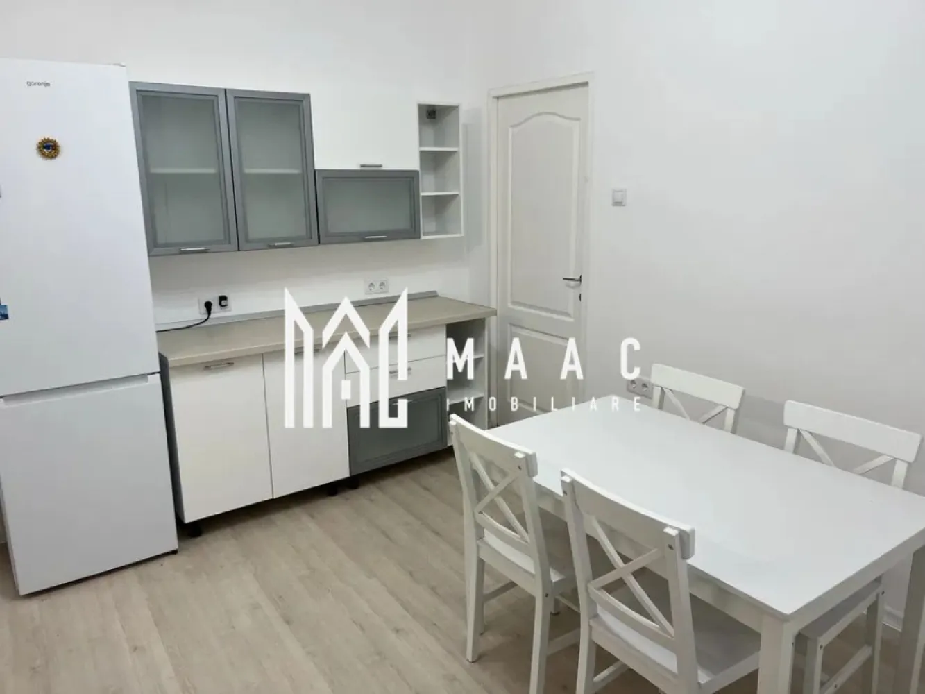 Apartament 2 camere I Decomandat I Parter Inalt I Lazaret - MAAC Imobiliare va prezinta un apartament la casa, renovat in 2025, 2 camere decomandate cu o suprafata utila de 85 mp, Zona Lazaret. 

Compartimentare : Living generos, bucatarie inchisa, dormitor, baie cu dus, hol. 

Curte comuna cu doar 3 apartamente . Vecini linistiti. 

Finisaje interioare moderne

Utilitati si dotari:

Bucatarie: mobilata, utilata
Mobilat: complet, totul NOU
Utilitati: curent electric, apa, canalizare, cablu TV, fibra optica
Izolatii: exterior izolat termic
Contorizare: apometre, contor de gaz, contor curent electric

Supraveghere Video 

Nu se accepta animale de companie !

Ideal pentru o familie sau cuplu, zona linistita, aproape de magazine alimentare si statii de transport in comun. 

Se inchiriaza pe minim 12 luni si se percepe garantie in cuantumul unei chirii lunare. 

Pentru mai multe detalii sau vizionari mentionati ID: CP2659123