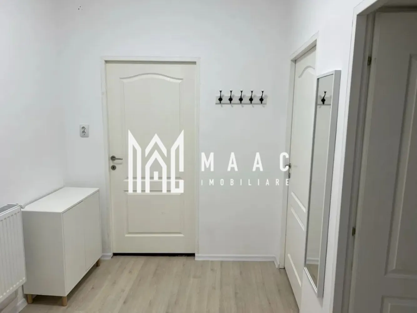 Apartament 2 camere I Decomandat I Parter Inalt I Lazaret - MAAC Imobiliare va prezinta un apartament la casa, renovat in 2025, 2 camere decomandate cu o suprafata utila de 85 mp, Zona Lazaret. 

Compartimentare : Living generos, bucatarie inchisa, dormitor, baie cu dus, hol. 

Curte comuna cu doar 3 apartamente . Vecini linistiti. 

Finisaje interioare moderne

Utilitati si dotari:

Bucatarie: mobilata, utilata
Mobilat: complet, totul NOU
Utilitati: curent electric, apa, canalizare, cablu TV, fibra optica
Izolatii: exterior izolat termic
Contorizare: apometre, contor de gaz, contor curent electric

Supraveghere Video 

Nu se accepta animale de companie !

Ideal pentru o familie sau cuplu, zona linistita, aproape de magazine alimentare si statii de transport in comun. 

Se inchiriaza pe minim 12 luni si se percepe garantie in cuantumul unei chirii lunare. 

Pentru mai multe detalii sau vizionari mentionati ID: CP2659123