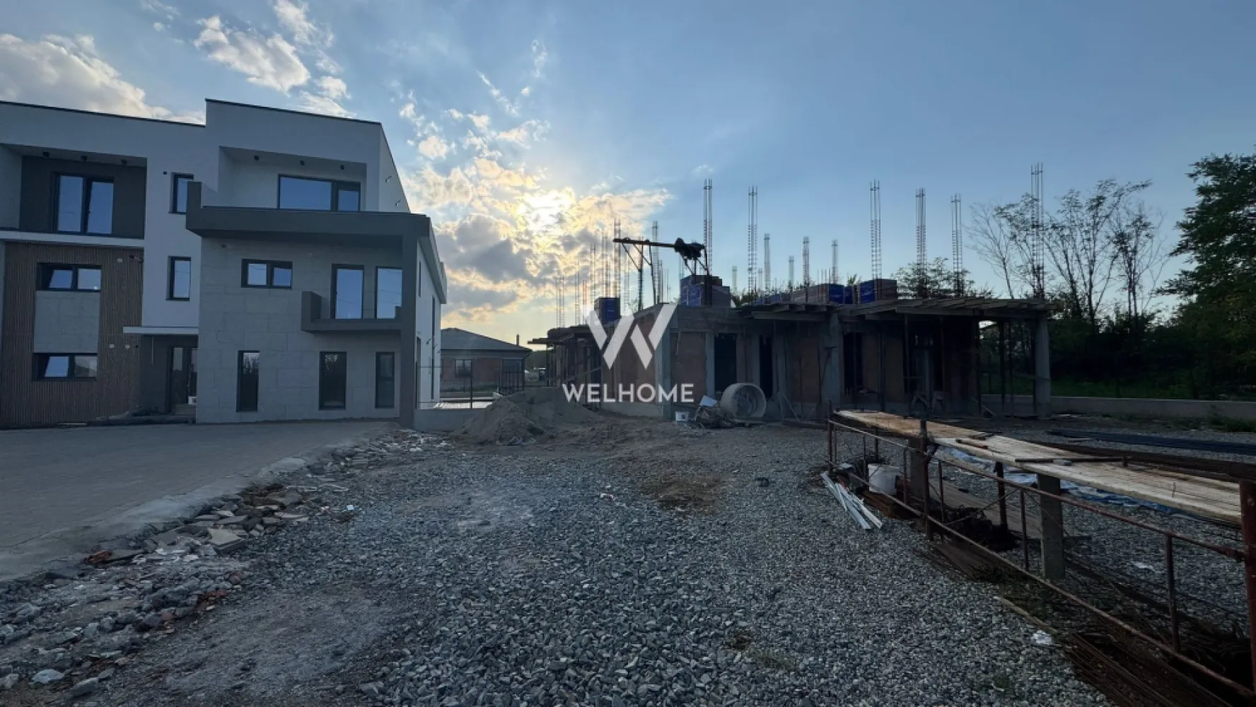 Apartament la Vila, 3 camere, Cartierul Arhitectilor - Apartament la Vila, Proiect Premium in Cartierul Arhitectilor, Sibiu

!!! Locuințe premium pentru un trai deosebit !!!

Proiect nou si exclusivist, cu doar 4 apartamente de 2, 3 și 4 camere, concepute pentru confortul și stilul tău de viață.

Puncte forte:

Izolație cu vată bazaltică de 10 cm pentru confort termic maxim
Balustrade din sticlă securizată pentru un design modern și siguranță
Supraveghere video non-stop pentru siguranța ta și a familiei tale
Încălzire în pardoseală – confortul suprem în fiecare cameră
Geamuri premium cu 3 foi de sticlă + 3 garnituri pentru izolare fonică și termică excelentă
Centrală termică Bosch în condensare, eficientă și economică
Iluminat exterior pentru un ambient plăcut și sigur
Balcoane și terase hidroizolate pentru durabilitate și protecție în timp
Finisaje de înaltă calitate, care aduc un plus de eleganță fiecărui detaliu

Compartimentare: Living si bucatarie in open space, baie generoasa cu geam pentru aerisire, baie mica, 2 dormitoare, balcon !! 

Predare: Unitatea locativa in lucru cu termen de receptie in primavara 2026.

Pret: 146.000 Euro + TVA