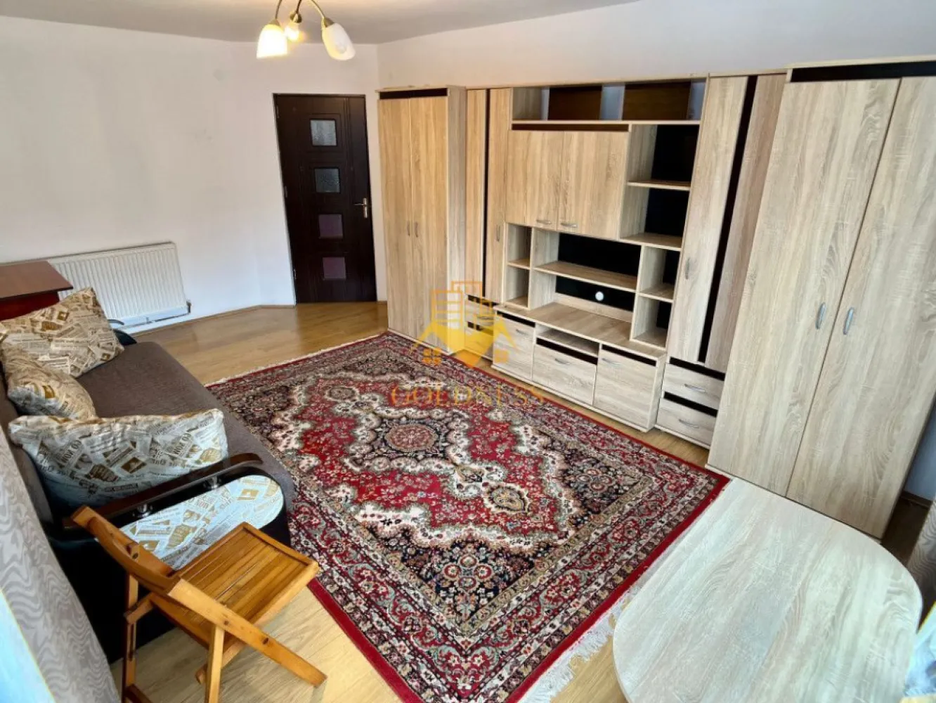 2 Camere, Decomandat, Zona FSEGA, Iulius Mall, MOL, Gheorgheni - GOLDNESS Imobiliare vă propune spre închiriere un apartament cu 2 camere complet mobilat și utilat, la etajul 1 într-un imobil de 2 etaje, în cartierul Gheorgheni. Apartamentul este compartimentat astfel:
Dispune si de loc de parcare cu 50 euro
 - dormitor cu pat matrimonial, dressing, noptiere
 - dormitor cu canapea extensibila, masa de birou, dulap pentru depozitare
 - bucatarie complet mobilata si utilata
 - baie cu cabina de dus, calorifer port prosop inox și dulap pentru depozitare.
 - balcon de 6 mp.

Imobilul este dotat cu toate cele necesare- centrală proprie, mașină de spălat haine, frigider, aragaz, hotă, etc. 
Se află în apropierea stațiilor de transport în comun, magazine, restaurante, spații verzi, farmacii, etc. 

Dacă sunteți interesați de acest apartament și doriți să îl vizionați, dar și pentru alte oferte sau detalii nu ezitați să ne contactați telefonic sau prin e-mail - goldnessimobiliare@gmail.com. Vă stăm la dispoziție!