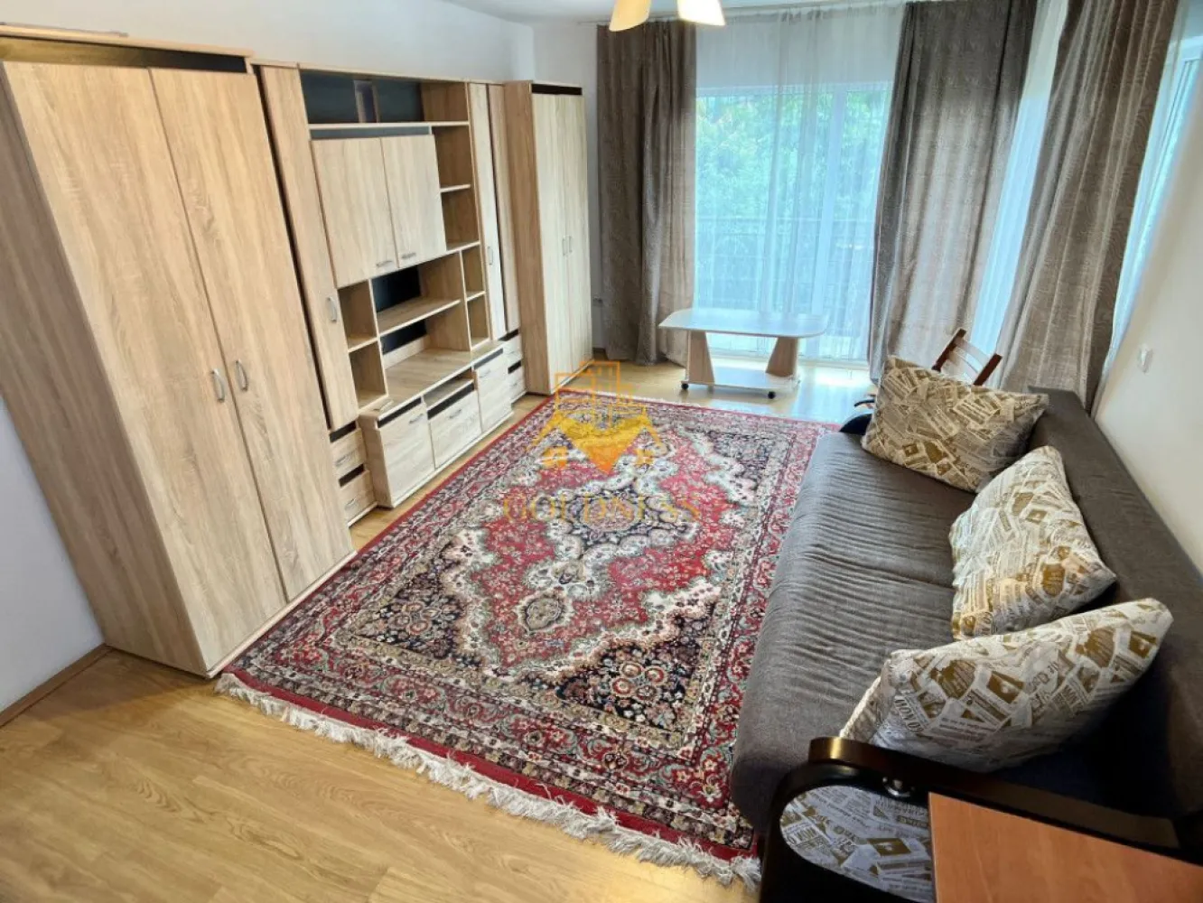 2 Camere, Decomandat, Zona FSEGA, Iulius Mall, MOL, Gheorgheni - GOLDNESS Imobiliare vă propune spre închiriere un apartament cu 2 camere complet mobilat și utilat, la etajul 1 într-un imobil de 2 etaje, în cartierul Gheorgheni. Apartamentul este compartimentat astfel:
Dispune si de loc de parcare cu 50 euro
 - dormitor cu pat matrimonial, dressing, noptiere
 - dormitor cu canapea extensibila, masa de birou, dulap pentru depozitare
 - bucatarie complet mobilata si utilata
 - baie cu cabina de dus, calorifer port prosop inox și dulap pentru depozitare.
 - balcon de 6 mp.

Imobilul este dotat cu toate cele necesare- centrală proprie, mașină de spălat haine, frigider, aragaz, hotă, etc. 
Se află în apropierea stațiilor de transport în comun, magazine, restaurante, spații verzi, farmacii, etc. 

Dacă sunteți interesați de acest apartament și doriți să îl vizionați, dar și pentru alte oferte sau detalii nu ezitați să ne contactați telefonic sau prin e-mail - goldnessimobiliare@gmail.com. Vă stăm la dispoziție!