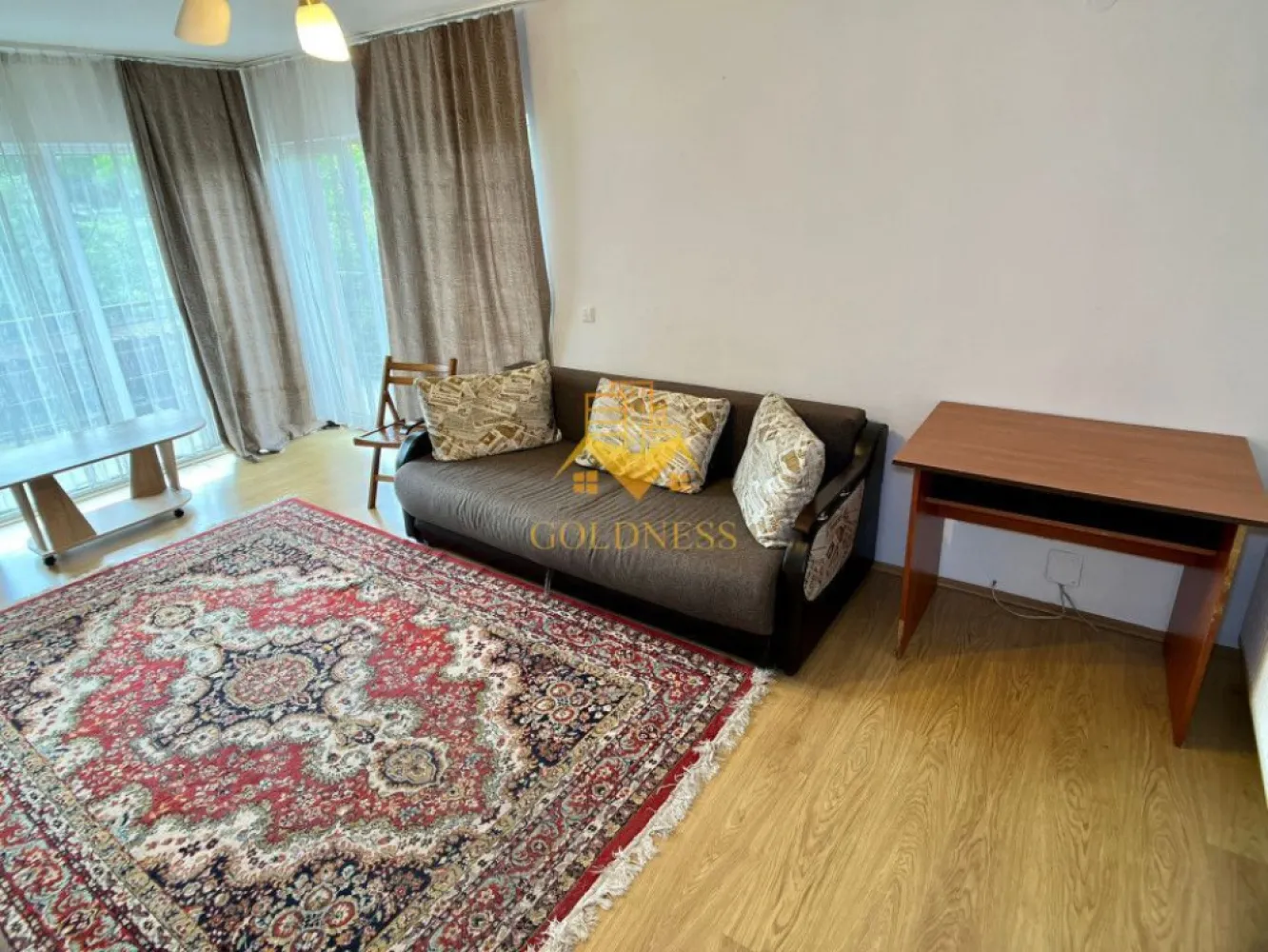 2 Camere, Decomandat, Zona FSEGA, Iulius Mall, MOL, Gheorgheni - GOLDNESS Imobiliare vă propune spre închiriere un apartament cu 2 camere complet mobilat și utilat, la etajul 1 într-un imobil de 2 etaje, în cartierul Gheorgheni. Apartamentul este compartimentat astfel:
Dispune si de loc de parcare cu 50 euro
 - dormitor cu pat matrimonial, dressing, noptiere
 - dormitor cu canapea extensibila, masa de birou, dulap pentru depozitare
 - bucatarie complet mobilata si utilata
 - baie cu cabina de dus, calorifer port prosop inox și dulap pentru depozitare.
 - balcon de 6 mp.

Imobilul este dotat cu toate cele necesare- centrală proprie, mașină de spălat haine, frigider, aragaz, hotă, etc. 
Se află în apropierea stațiilor de transport în comun, magazine, restaurante, spații verzi, farmacii, etc. 

Dacă sunteți interesați de acest apartament și doriți să îl vizionați, dar și pentru alte oferte sau detalii nu ezitați să ne contactați telefonic sau prin e-mail - goldnessimobiliare@gmail.com. Vă stăm la dispoziție!
