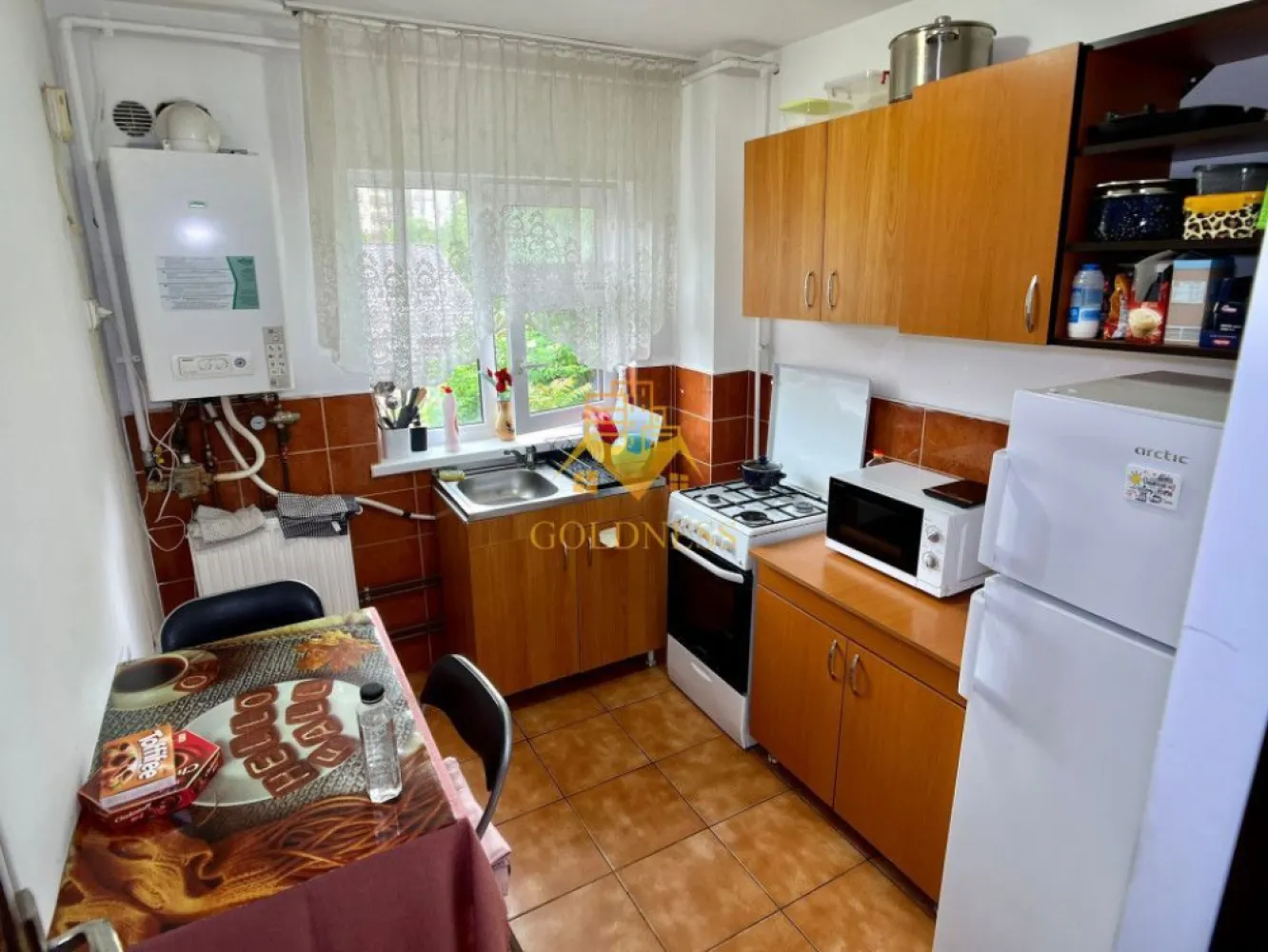2 Camere, Decomandat, Zona FSEGA, Iulius Mall, MOL, Gheorgheni - GOLDNESS Imobiliare vă propune spre închiriere un apartament cu 2 camere complet mobilat și utilat, la etajul 1 într-un imobil de 2 etaje, în cartierul Gheorgheni. Apartamentul este compartimentat astfel:
Dispune si de loc de parcare cu 50 euro
 - dormitor cu pat matrimonial, dressing, noptiere
 - dormitor cu canapea extensibila, masa de birou, dulap pentru depozitare
 - bucatarie complet mobilata si utilata
 - baie cu cabina de dus, calorifer port prosop inox și dulap pentru depozitare.
 - balcon de 6 mp.

Imobilul este dotat cu toate cele necesare- centrală proprie, mașină de spălat haine, frigider, aragaz, hotă, etc. 
Se află în apropierea stațiilor de transport în comun, magazine, restaurante, spații verzi, farmacii, etc. 

Dacă sunteți interesați de acest apartament și doriți să îl vizionați, dar și pentru alte oferte sau detalii nu ezitați să ne contactați telefonic sau prin e-mail - goldnessimobiliare@gmail.com. Vă stăm la dispoziție!
