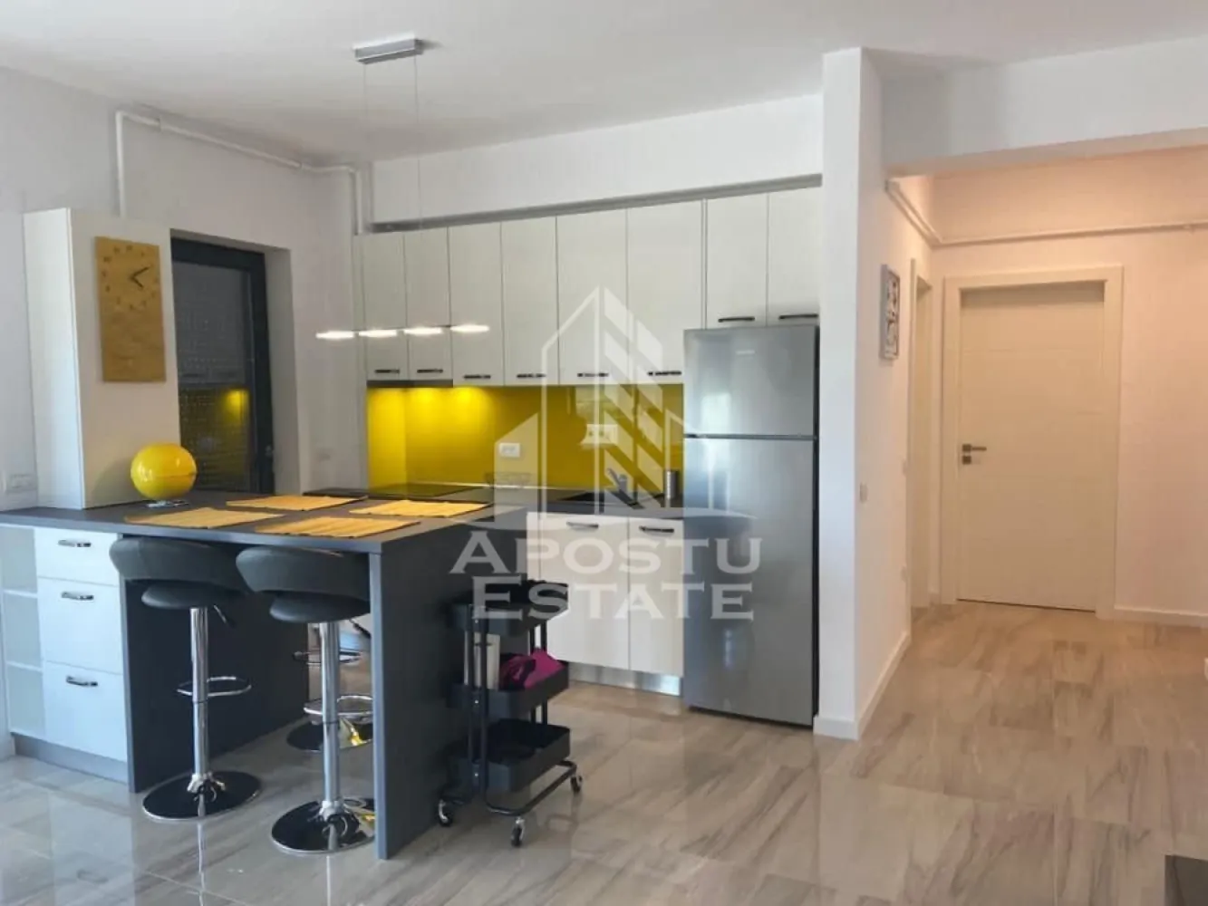Apartament cu 2 camere de închiriat, Giroc, Future Residence - Agentia Imobiliara APOSTU ESTATE va ofera spre inchiriere un apartament cu 2 camere, situat in zona Giroc.
Acest apartament cu o suprafata de 67 mp dispune de urmatoarele facilitati:
- Bucatarie spatioasa, complet utilata, cu loc de luat masa;
- Hol de acces;
- Sufragerie luminoasa, cu acces la un balcon generos;
- Dormitor mobilat cu pat matrimonial;
- Baie dotata cu cada si geam pentru ventilatie naturala.
- 2 locuri de parcare 

Confortul termic este asigurat de centrala proprie pe gaz. Apartamentul se bucura de o pozitionare privilegiata, oferind acces rapid la diverse puncte de interes din zona:
-Lidl;
-Benzinarie;
-Mijloace de transport in comun;

Apartamentul este disponibil incepand cu 1 iunie.
Va invitam cu drag sa programati o vizionare pentru a aprecia personal toate facilitatile si avantajele acestui apartament.

ID intern: CP2025750!