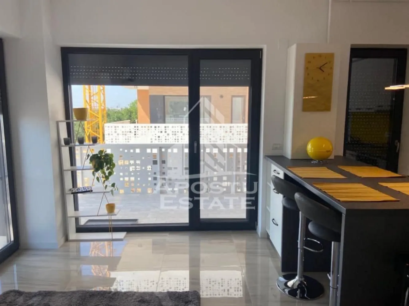 Apartament cu 2 camere de închiriat, Giroc, Future Residence - Agentia Imobiliara APOSTU ESTATE va ofera spre inchiriere un apartament cu 2 camere, situat in zona Giroc.
Acest apartament cu o suprafata de 67 mp dispune de urmatoarele facilitati:
- Bucatarie spatioasa, complet utilata, cu loc de luat masa;
- Hol de acces;
- Sufragerie luminoasa, cu acces la un balcon generos;
- Dormitor mobilat cu pat matrimonial;
- Baie dotata cu cada si geam pentru ventilatie naturala.
- 2 locuri de parcare 

Confortul termic este asigurat de centrala proprie pe gaz. Apartamentul se bucura de o pozitionare privilegiata, oferind acces rapid la diverse puncte de interes din zona:
-Lidl;
-Benzinarie;
-Mijloace de transport in comun;

Apartamentul este disponibil incepand cu 1 iunie.
Va invitam cu drag sa programati o vizionare pentru a aprecia personal toate facilitatile si avantajele acestui apartament.

ID intern: CP2025750!
