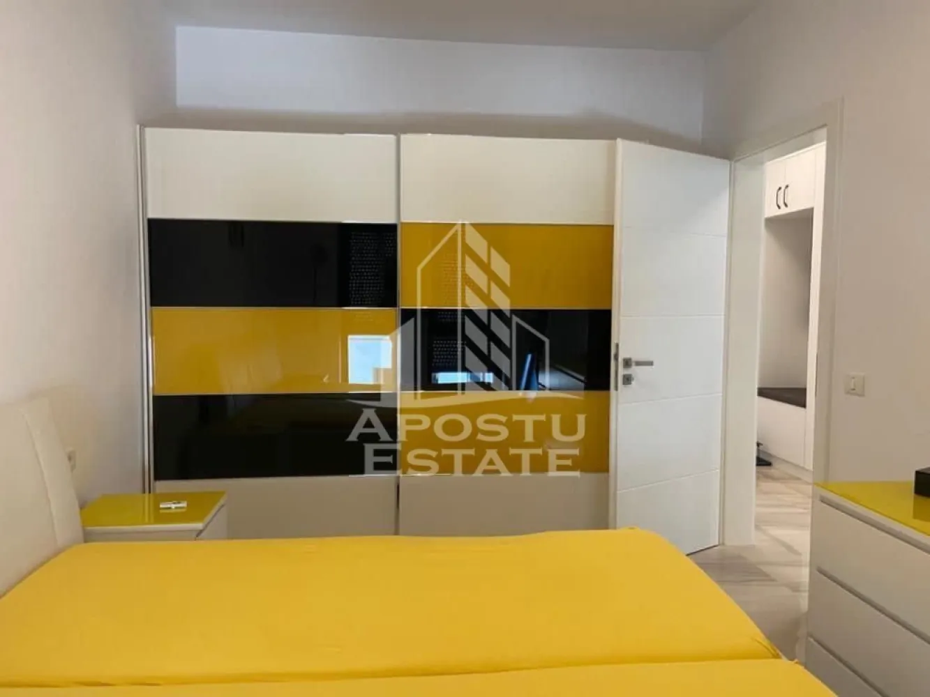 Apartament cu 2 camere de închiriat, Giroc, Future Residence - Agentia Imobiliara APOSTU ESTATE va ofera spre inchiriere un apartament cu 2 camere, situat in zona Giroc.
Acest apartament cu o suprafata de 67 mp dispune de urmatoarele facilitati:
- Bucatarie spatioasa, complet utilata, cu loc de luat masa;
- Hol de acces;
- Sufragerie luminoasa, cu acces la un balcon generos;
- Dormitor mobilat cu pat matrimonial;
- Baie dotata cu cada si geam pentru ventilatie naturala.
- 2 locuri de parcare 

Confortul termic este asigurat de centrala proprie pe gaz. Apartamentul se bucura de o pozitionare privilegiata, oferind acces rapid la diverse puncte de interes din zona:
-Lidl;
-Benzinarie;
-Mijloace de transport in comun;

Apartamentul este disponibil incepand cu 1 iunie.
Va invitam cu drag sa programati o vizionare pentru a aprecia personal toate facilitatile si avantajele acestui apartament.

ID intern: CP2025750!