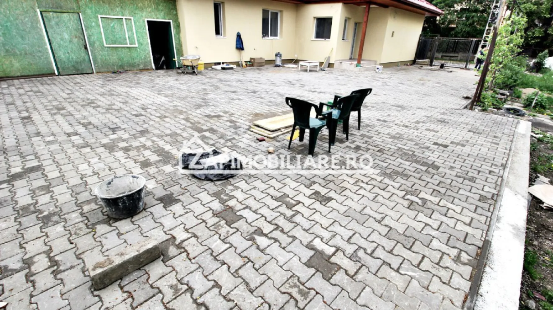 Casa 3 camere, renovată,90 mp, 3500 mp teren, cartier Unirii - Contact 0774048706 Bogdan
De închiriat casă, singur în curte, 3 camere recent renovată,situată în cartierul Unirii suprafața utilă de 90 mp amplasată pe un teren cu suprafață de 3500 mp.
Compartimentare:
- 1 living, 1 bucătărie, 1 baie, 3 dormitoare, 1 hol, 1 magazie, 1 pivnită
Detalii:
- centrală termică, calorifere, geamuri termopan
Casa se închiriază mobilată și utilată cu suprafata teren de 500 mp la prețul de 850 Euro negociabil.
Pretul la inchiriere cu suprafata teren de 3500 mp 2000 euro negociabil
Comisionul perceput este de 50% din valoarea primei chirii si se plateste o singura data in momentul semnarii contractului de inchiriere.
Contact 0774048706 Bogdan
Acest anunț nu corespunde cerințelor tale? Sună la numărul afișat în anunț și unul dintre agenții noștri te va ajuta cu alte oferte personalizate în funcție de cerințele tale.