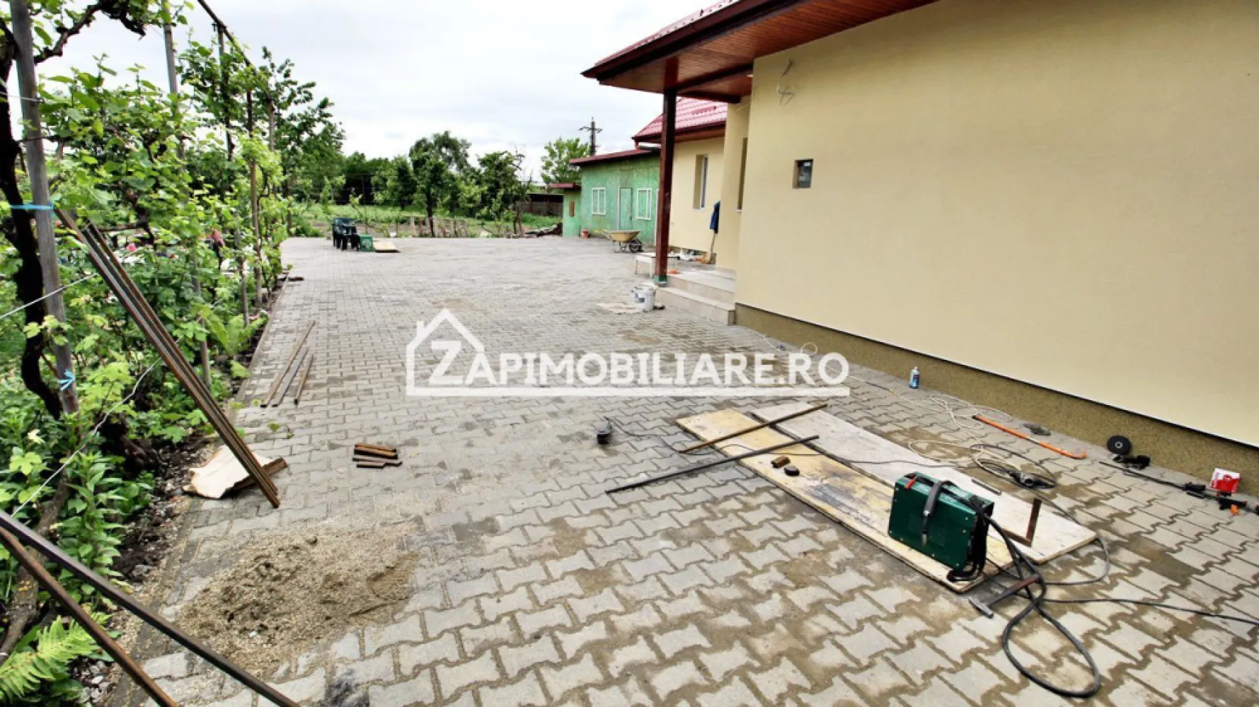 Casa 3 camere, renovată,90 mp, 3500 mp teren, cartier Unirii - Contact 0774048706 Bogdan
De închiriat casă, singur în curte, 3 camere recent renovată,situată în cartierul Unirii suprafața utilă de 90 mp amplasată pe un teren cu suprafață de 3500 mp.
Compartimentare:
- 1 living, 1 bucătărie, 1 baie, 3 dormitoare, 1 hol, 1 magazie, 1 pivnită
Detalii:
- centrală termică, calorifere, geamuri termopan
Casa se închiriază mobilată și utilată cu suprafata teren de 500 mp la prețul de 850 Euro negociabil.
Pretul la inchiriere cu suprafata teren de 3500 mp 2000 euro negociabil
Comisionul perceput este de 50% din valoarea primei chirii si se plateste o singura data in momentul semnarii contractului de inchiriere.
Contact 0774048706 Bogdan
Acest anunț nu corespunde cerințelor tale? Sună la numărul afișat în anunț și unul dintre agenții noștri te va ajuta cu alte oferte personalizate în funcție de cerințele tale.