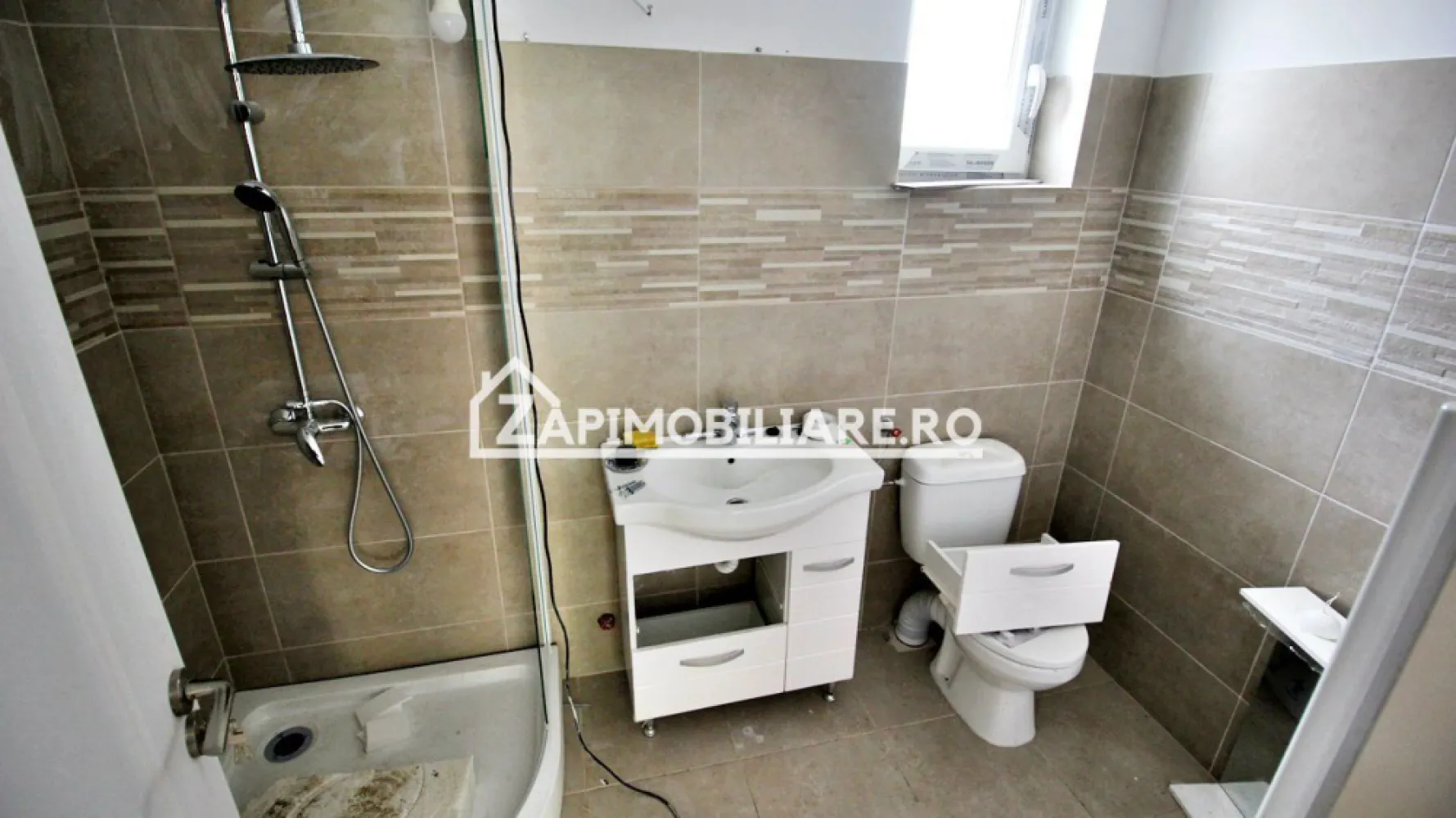 Casa 3 camere, renovată,90 mp, 3500 mp teren, cartier Unirii - Contact 0774048706 Bogdan
De închiriat casă, singur în curte, 3 camere recent renovată,situată în cartierul Unirii suprafața utilă de 90 mp amplasată pe un teren cu suprafață de 3500 mp.
Compartimentare:
- 1 living, 1 bucătărie, 1 baie, 3 dormitoare, 1 hol, 1 magazie, 1 pivnită
Detalii:
- centrală termică, calorifere, geamuri termopan
Casa se închiriază mobilată și utilată cu suprafata teren de 500 mp la prețul de 850 Euro negociabil.
Pretul la inchiriere cu suprafata teren de 3500 mp 2000 euro negociabil
Comisionul perceput este de 50% din valoarea primei chirii si se plateste o singura data in momentul semnarii contractului de inchiriere.
Contact 0774048706 Bogdan
Acest anunț nu corespunde cerințelor tale? Sună la numărul afișat în anunț și unul dintre agenții noștri te va ajuta cu alte oferte personalizate în funcție de cerințele tale.