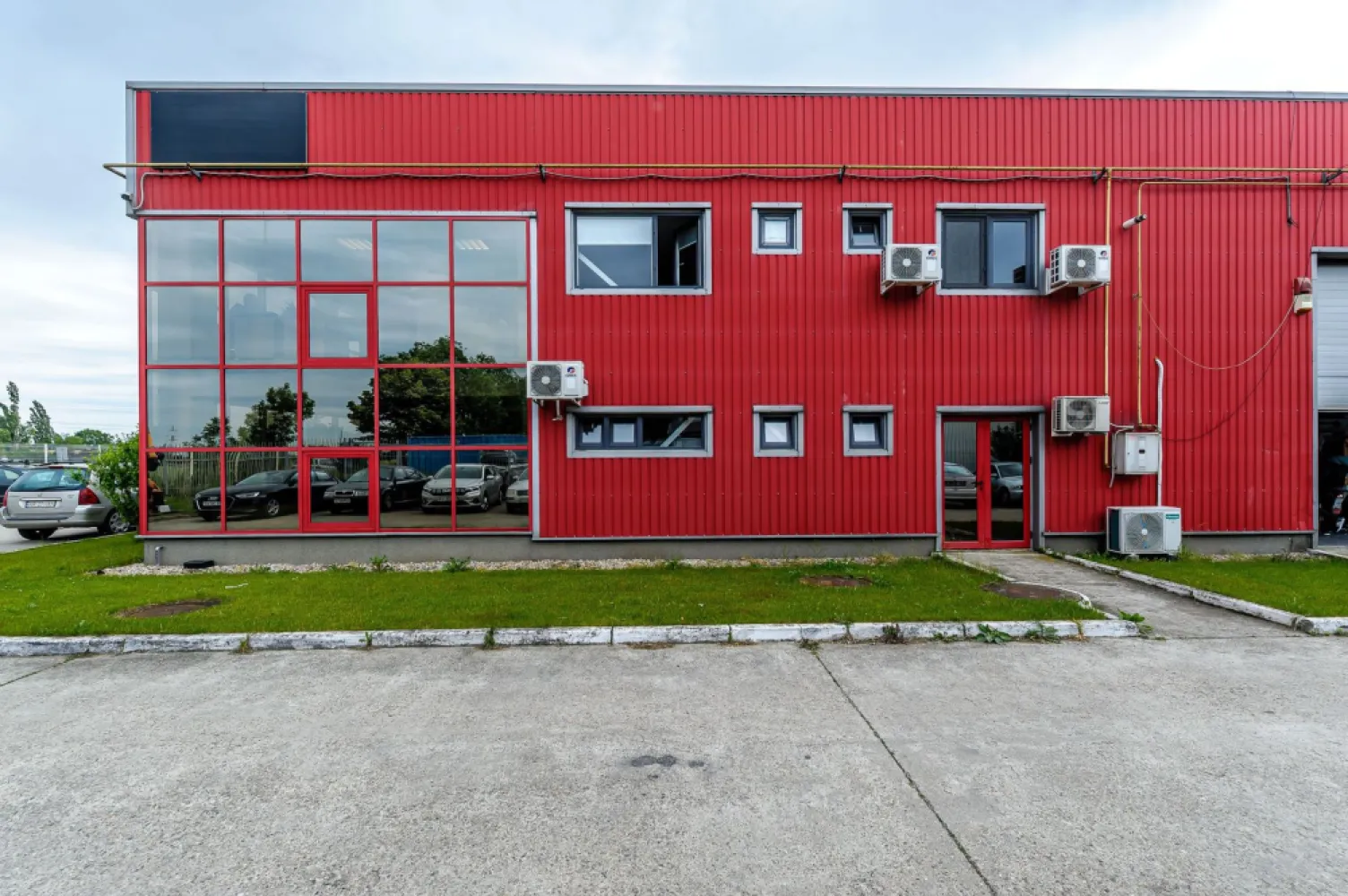 De Vanzare Hala Industriala Arad 3495 mp zona Gradiste - Spațiu Industrial de Vânzare în Arad - Ideal pentru Antreprenori!

Cauți un spațiu perfect pentru producție sau investiții?

Descoperă Hala Industrială din Arad Zona Grădiște, la ieșirea către Oradea

Caracteristici Principale:

Construită în 2008
Suprafață construită la sol 2.790 mp
Suprafață construită desfășurată 3.495 mp
Suprafață teren 5.994 mp
Înălțime variabilă între 5,7 m și 8,3 m
Construcție metalică robustă

Facilități Premium:

Porți secționale drive-in 4 buc
Electricitate monofazică și trifazică
Utilități apă, canalizare, gaz
Încălzire cu generatoare de aer cald
Sisteme de siguranță cu hidranți interiori si exteriori, alarmă, detectare incendii, evacuare fum și gaze fierbinți, iluminat de siguranță și supraveghere video

Oferă-i afacerii tale avantajul de care are nevoie!

Preț:1.650.000 Euro + TVA 19%

Contact: 0738773669, consultant imobiliar Cristina Vasvary

Cu o vastă experiență în domeniu vă vom ghida pentru fiecare etapă a procesului de tranzacționare, asigurându-ne că tranzacția se desfășoară fără probleme.

Investește Inteligent în viitorul afacerii tale!