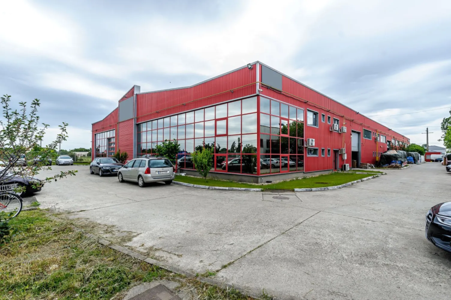De Vanzare Hala Industriala Arad 3495 mp zona Gradiste - Spațiu Industrial de Vânzare în Arad - Ideal pentru Antreprenori!

Cauți un spațiu perfect pentru producție sau investiții?

Descoperă Hala Industrială din Arad Zona Grădiște, la ieșirea către Oradea

Caracteristici Principale:

Construită în 2008
Suprafață construită la sol 2.790 mp
Suprafață construită desfășurată 3.495 mp
Suprafață teren 5.994 mp
Înălțime variabilă între 5,7 m și 8,3 m
Construcție metalică robustă

Facilități Premium:

Porți secționale drive-in 4 buc
Electricitate monofazică și trifazică
Utilități apă, canalizare, gaz
Încălzire cu generatoare de aer cald
Sisteme de siguranță cu hidranți interiori si exteriori, alarmă, detectare incendii, evacuare fum și gaze fierbinți, iluminat de siguranță și supraveghere video

Oferă-i afacerii tale avantajul de care are nevoie!

Preț:1.650.000 Euro + TVA 19%

Contact: 0738773669, consultant imobiliar Cristina Vasvary

Cu o vastă experiență în domeniu vă vom ghida pentru fiecare etapă a procesului de tranzacționare, asigurându-ne că tranzacția se desfășoară fără probleme.

Investește Inteligent în viitorul afacerii tale!