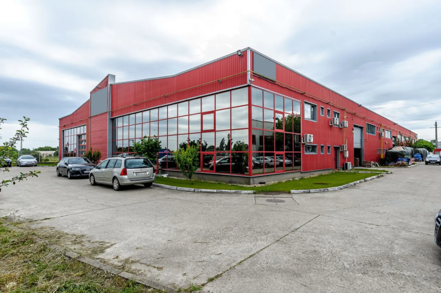 De Vanzare Hala Industriala Arad 3495 mp zona Gradiste - Spațiu Industrial de Vânzare în Arad - Ideal pentru Antreprenori!

Cauți un spațiu perfect pentru producție sau investiții?

Descoperă Hala Industrială din Arad Zona Grădiște, la ieșirea către Oradea

Caracteristici Principale:

Construită în 2008
Suprafață construită la sol 2.790 mp
Suprafață construită desfășurată 3.495 mp
Suprafață teren 5.994 mp
Înălțime variabilă între 5,7 m și 8,3 m
Construcție metalică robustă

Facilități Premium:

Porți secționale drive-in 4 buc
Electricitate monofazică și trifazică
Utilități apă, canalizare, gaz
Încălzire cu generatoare de aer cald
Sisteme de siguranță cu hidranți interiori si exteriori, alarmă, detectare incendii, evacuare fum și gaze fierbinți, iluminat de siguranță și supraveghere video

Oferă-i afacerii tale avantajul de care are nevoie!

Preț:1.650.000 Euro + TVA 19%

Contact: 0738773669, consultant imobiliar Cristina Vasvary

Cu o vastă experiență în domeniu vă vom ghida pentru fiecare etapă a procesului de tranzacționare, asigurându-ne că tranzacția se desfășoară fără probleme.

Investește Inteligent în viitorul afacerii tale!