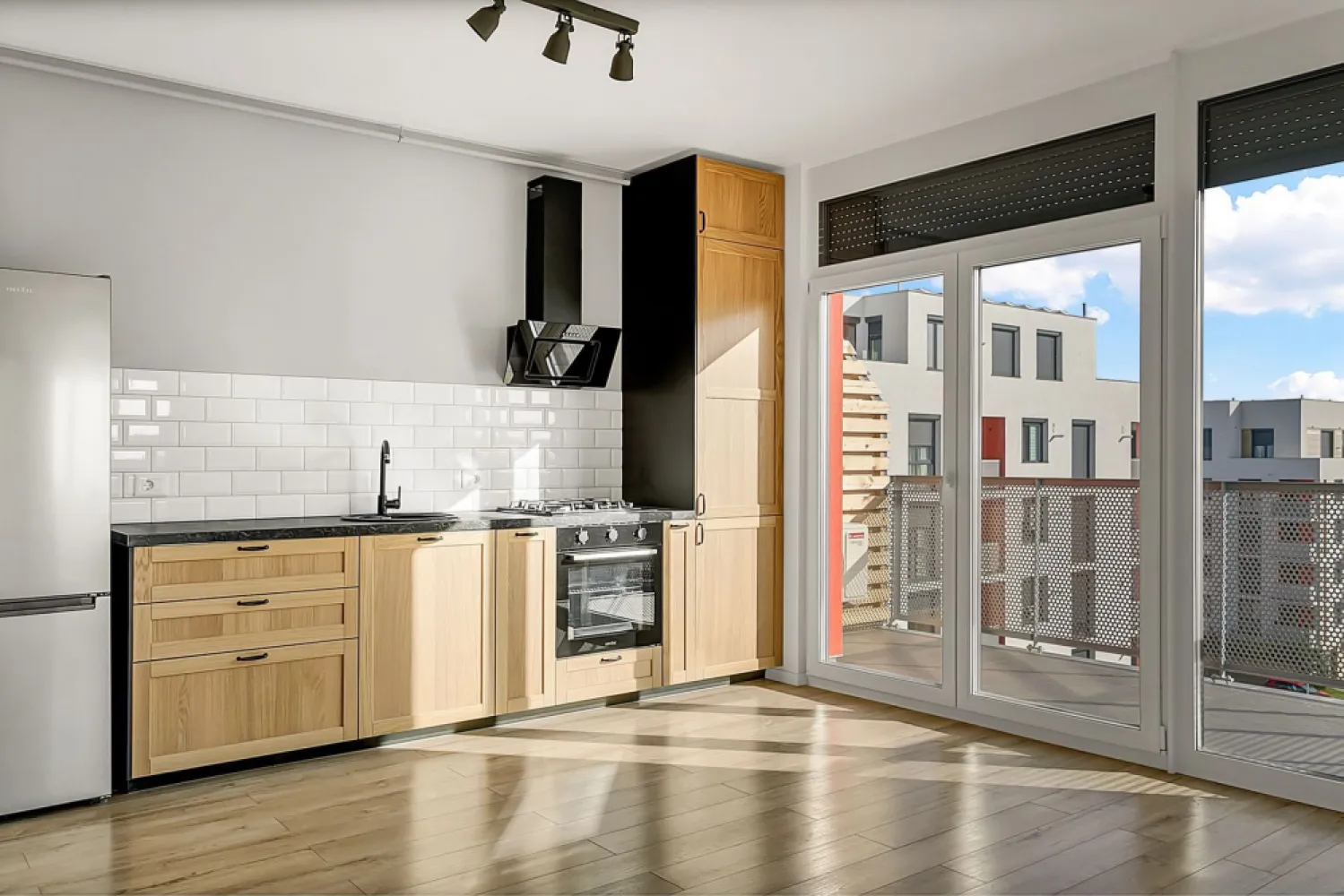 Apartament 1 camera ARED - direct de la dezvoltator - Vă prezentăm o oportunitate de investiție imobiliară într-un apartament cu 1 cameră, situat într-un bloc nou ce va fi finalizat în 2024. Acest apartament reprezintă alegerea perfectă pentru investitorii dornici să obțină un flux constant de venituri din închirieri.

Caracteristici Cheie:

1. Design Modern: Apartamentul este conceput cu un design modern și practic, perfect adaptat pentru a satisface cerințele locatarilor în căutare de confort și funcționalitate.
2. Dotări Opționale: Investitorii au posibilitatea de a dota apartamentul cu un sistem de casă inteligentă, aducând astfel un nivel suplimentar de comoditate și siguranță pentru chiriași.
3. Complet Mobilat și Utilat: Pentru a minimiza bătăile de cap ale investitorilor, există opțiunea de a preda apartamentul complet mobilat și utilat, pregătit pentru a fi ocupat imediat după finalizarea achiziției.
4. Loc de Parcare Inclus: În cadrul complexului, fiecare apartament vine cu un loc de parcare inclus în preț.
5. Zonă Centrală: Complexul se află într-o zonă centrală, aproape de puncte de interes precum restaurante, magazine, transport public și alte facilități importante, ceea ce face acest apartament extrem de atractiv pentru potențialii chiriași.

Nu ratați oportunitatea de a investi într-un apartament cu potențial de închiriere într-o zonă centrală în plină expansiune. Contactați-ne astăzi pentru a afla mai multe detalii și pentru a programa o vizionare.

Comision 0%

Szuchanszki Andreea Consultant ARED
Tel 0742267773

CP2017443