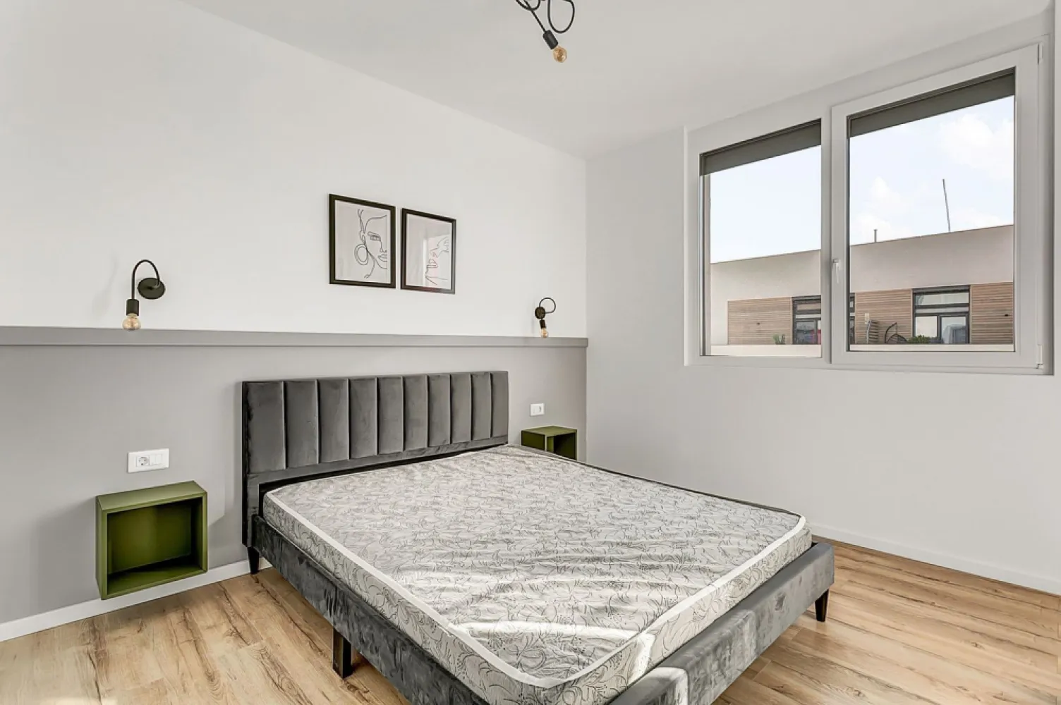 Apartament 1 camera ARED - direct de la dezvoltator - Vă prezentăm o oportunitate de investiție imobiliară într-un apartament cu 1 cameră, situat într-un bloc nou ce va fi finalizat în 2024. Acest apartament reprezintă alegerea perfectă pentru investitorii dornici să obțină un flux constant de venituri din închirieri.

Caracteristici Cheie:

1. Design Modern: Apartamentul este conceput cu un design modern și practic, perfect adaptat pentru a satisface cerințele locatarilor în căutare de confort și funcționalitate.
2. Dotări Opționale: Investitorii au posibilitatea de a dota apartamentul cu un sistem de casă inteligentă, aducând astfel un nivel suplimentar de comoditate și siguranță pentru chiriași.
3. Complet Mobilat și Utilat: Pentru a minimiza bătăile de cap ale investitorilor, există opțiunea de a preda apartamentul complet mobilat și utilat, pregătit pentru a fi ocupat imediat după finalizarea achiziției.
4. Loc de Parcare Inclus: În cadrul complexului, fiecare apartament vine cu un loc de parcare inclus în preț.
5. Zonă Centrală: Complexul se află într-o zonă centrală, aproape de puncte de interes precum restaurante, magazine, transport public și alte facilități importante, ceea ce face acest apartament extrem de atractiv pentru potențialii chiriași.

Nu ratați oportunitatea de a investi într-un apartament cu potențial de închiriere într-o zonă centrală în plină expansiune. Contactați-ne astăzi pentru a afla mai multe detalii și pentru a programa o vizionare.

Comision 0%

Szuchanszki Andreea Consultant ARED
Tel 0742267773

CP2017443
