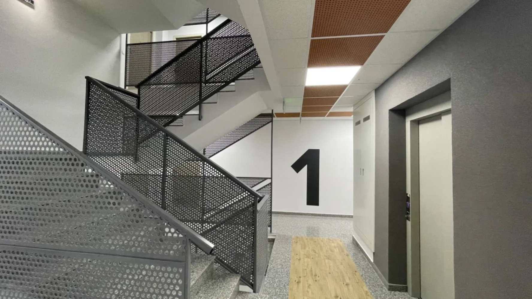 Apartament 1 camera ARED - direct de la dezvoltator - Vă prezentăm o oportunitate de investiție imobiliară într-un apartament cu 1 cameră, situat într-un bloc nou ce va fi finalizat în 2024. Acest apartament reprezintă alegerea perfectă pentru investitorii dornici să obțină un flux constant de venituri din închirieri.

Caracteristici Cheie:

1. Design Modern: Apartamentul este conceput cu un design modern și practic, perfect adaptat pentru a satisface cerințele locatarilor în căutare de confort și funcționalitate.
2. Dotări Opționale: Investitorii au posibilitatea de a dota apartamentul cu un sistem de casă inteligentă, aducând astfel un nivel suplimentar de comoditate și siguranță pentru chiriași.
3. Complet Mobilat și Utilat: Pentru a minimiza bătăile de cap ale investitorilor, există opțiunea de a preda apartamentul complet mobilat și utilat, pregătit pentru a fi ocupat imediat după finalizarea achiziției.
4. Loc de Parcare Inclus: În cadrul complexului, fiecare apartament vine cu un loc de parcare inclus în preț.
5. Zonă Centrală: Complexul se află într-o zonă centrală, aproape de puncte de interes precum restaurante, magazine, transport public și alte facilități importante, ceea ce face acest apartament extrem de atractiv pentru potențialii chiriași.

Nu ratați oportunitatea de a investi într-un apartament cu potențial de închiriere într-o zonă centrală în plină expansiune. Contactați-ne astăzi pentru a afla mai multe detalii și pentru a programa o vizionare.

Comision 0%

Szuchanszki Andreea Consultant ARED
Tel 0742267773

CP2017443