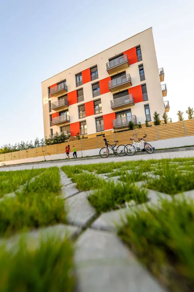 Apartament 1 camera ARED - direct de la dezvoltator - Vă prezentăm o oportunitate de investiție imobiliară într-un apartament cu 1 cameră, situat într-un bloc nou ce va fi finalizat în 2024. Acest apartament reprezintă alegerea perfectă pentru investitorii dornici să obțină un flux constant de venituri din închirieri.

Caracteristici Cheie:

1. Design Modern: Apartamentul este conceput cu un design modern și practic, perfect adaptat pentru a satisface cerințele locatarilor în căutare de confort și funcționalitate.
2. Dotări Opționale: Investitorii au posibilitatea de a dota apartamentul cu un sistem de casă inteligentă, aducând astfel un nivel suplimentar de comoditate și siguranță pentru chiriași.
3. Complet Mobilat și Utilat: Pentru a minimiza bătăile de cap ale investitorilor, există opțiunea de a preda apartamentul complet mobilat și utilat, pregătit pentru a fi ocupat imediat după finalizarea achiziției.
4. Loc de Parcare Inclus: În cadrul complexului, fiecare apartament vine cu un loc de parcare inclus în preț.
5. Zonă Centrală: Complexul se află într-o zonă centrală, aproape de puncte de interes precum restaurante, magazine, transport public și alte facilități importante, ceea ce face acest apartament extrem de atractiv pentru potențialii chiriași.

Nu ratați oportunitatea de a investi într-un apartament cu potențial de închiriere într-o zonă centrală în plină expansiune. Contactați-ne astăzi pentru a afla mai multe detalii și pentru a programa o vizionare.

Comision 0%

Szuchanszki Andreea Consultant ARED
Tel 0742267773

CP2017443