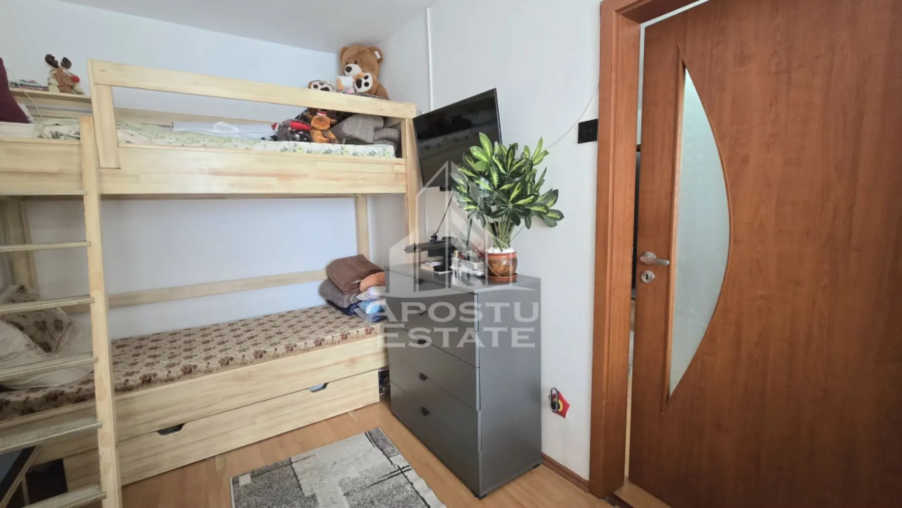 Apartament cu 2 camere de vanzare, etaj intermediar, zona Dacia - Agentia Imobiliara Apostu Estate va ofera spre vanzare, in exclusivitate, un apartament cu 2 camere, situat in zona Dacia, Timisoara. 
Zona cunoscuta pentru accesibilitate si proximitatea fata de principalele puncte de interes. La doar 1.3 km fata de Iulius Mall Timisoara.

Proprietatea este situata la etaj intermediar, etajul 4 din 5 al unui imobil anvelopat (izolat exterior).

Dispune de o suprafata utila de 42 mp.
Apartamentul reprezinta o alegere potrivita atat pentru locuinta proprie, cat si pentru investitie, datorita pozitionarii excelente si accesului rapid catre numeroase puncte de interes.

Compartimentare: hol de acces, bucatarie inchisa, living spatios si luminos, dormitor matrimonial cu balcon si baie prevazuta cu cada si geam pentru aerisire.

Apartamentul a fost renovat in anul 2020 si beneficiaza de multiple imbunatatiri realizate pentru cresterea confortului si sigurantei locuintei. 
Instalatiile au fost schimbate in urma cu aproximativ 4 ani. Instalatia termica este realizata din cupru, iar incalzirea se face prin centrala proprie pe gaz, calorifere din otel. Tabloul electric a fost de asemenea schimbat, iar proprietatea dispune de doua stabilizatoare de curent.

Confortul termic este asigurat de centrala termica proprie si unitatea de aer conditionat, ambele montate in urma cu aproximativ un an.

Apartamentul beneficiaza de izolatie exterioara si rulouri din aluminiu, oferind un plus de confort termic, intimitate si eficienta energetica.

Un avantaj suplimentar il reprezinta faptul ca deasupra apartamentului se afla mansarda imobilului, iar acoperisul este realizat din tigla.

Apartamentul se vinde mobilat si utilat, cu exceptia electrocasnicelor mici si a televizorului.

Agentia imobiliara Apostu Estate va ofera consultanta bancara gratuita prin intermediul colaboratorilor nostri, pentru alegerea celui mai potrivit tip de credit, astfel incat tu sa poti deveni noul proprietar al acestui apartament.

Va asteptam cu drag la o vizionare!

ID intern: CP3233361