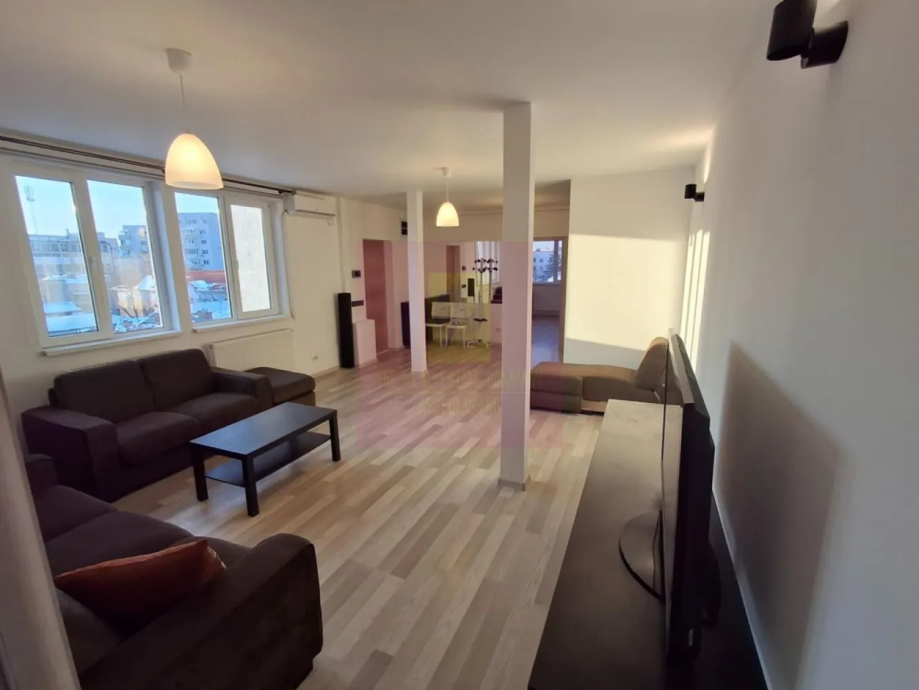 Apartament 3 camere Dorobanți x Floreasca - Apartament cu 3 camere, complet renovat, aflat la etajul 4 din 4, fără lift, într-un imobil boutique construit în 2018, poziționat în zona Dorobanți – Tudor Vianu, la câteva minute de Floreasca.
Suprafață totală 90 mp. Prima închiriere. Mobilat și utilat integral, totul nou.

Compartimentare:
living open-space cu bucătărie integrată, 36 mp
dormitor 14 mp
dormitor 12 mp
două băi, 6 mp și 4 mp
balcon 6 mp
Imobil premium, S+P+4E+pod tehnic, 5 apartamente in total. Apartament luminos, liniștit, înconjurat de verdeață.
Vedere pe trei laturi:
sud-est către strada Tudor Vianu
vest către spațiu verde
nord-vest către zonă rezidențială adiacentă străzii Școala Floreasca
Se închiriază mobilat și utilat, potrivit atât pentru locuire, cât și pentru activități de birou sau salon. Toate camerele au pregătite racorduri pentru lavoare, utile pentru cabinete medicale, beauty sau alte funcțiuni similare. 

Preț chirie: 1.200 euro / lună
Proprietar persoană fizică. Fără TVA.
Garanție: echivalentul a două luni de chirie.
Onorariu Agentie 0.