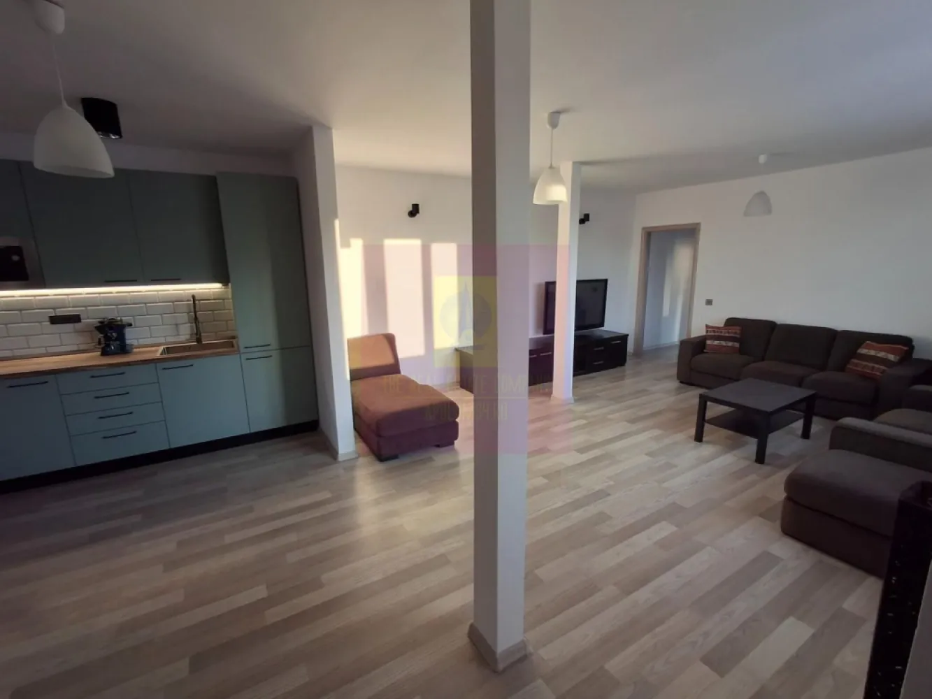 Apartament 3 camere Dorobanți x Floreasca - Apartament cu 3 camere, complet renovat, aflat la etajul 4 din 4, fără lift, într-un imobil boutique construit în 2018, poziționat în zona Dorobanți – Tudor Vianu, la câteva minute de Floreasca.
Suprafață totală 90 mp. Prima închiriere. Mobilat și utilat integral, totul nou.

Compartimentare:
living open-space cu bucătărie integrată, 36 mp
dormitor 14 mp
dormitor 12 mp
două băi, 6 mp și 4 mp
balcon 6 mp
Imobil premium, S+P+4E+pod tehnic, 5 apartamente in total. Apartament luminos, liniștit, înconjurat de verdeață.
Vedere pe trei laturi:
sud-est către strada Tudor Vianu
vest către spațiu verde
nord-vest către zonă rezidențială adiacentă străzii Școala Floreasca
Se închiriază mobilat și utilat, potrivit atât pentru locuire, cât și pentru activități de birou sau salon. Toate camerele au pregătite racorduri pentru lavoare, utile pentru cabinete medicale, beauty sau alte funcțiuni similare. 

Preț chirie: 1.200 euro / lună
Proprietar persoană fizică. Fără TVA.
Garanție: echivalentul a două luni de chirie.
Onorariu Agentie 0.