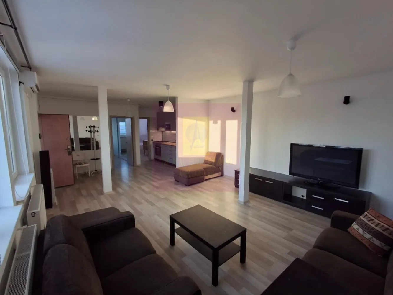 Apartament 3 camere Dorobanți x Floreasca - Apartament cu 3 camere, complet renovat, aflat la etajul 4 din 4, fără lift, într-un imobil boutique construit în 2018, poziționat în zona Dorobanți – Tudor Vianu, la câteva minute de Floreasca.
Suprafață totală 90 mp. Prima închiriere. Mobilat și utilat integral, totul nou.

Compartimentare:
living open-space cu bucătărie integrată, 36 mp
dormitor 14 mp
dormitor 12 mp
două băi, 6 mp și 4 mp
balcon 6 mp
Imobil premium, S+P+4E+pod tehnic, 5 apartamente in total. Apartament luminos, liniștit, înconjurat de verdeață.
Vedere pe trei laturi:
sud-est către strada Tudor Vianu
vest către spațiu verde
nord-vest către zonă rezidențială adiacentă străzii Școala Floreasca
Se închiriază mobilat și utilat, potrivit atât pentru locuire, cât și pentru activități de birou sau salon. Toate camerele au pregătite racorduri pentru lavoare, utile pentru cabinete medicale, beauty sau alte funcțiuni similare. 

Preț chirie: 1.200 euro / lună
Proprietar persoană fizică. Fără TVA.
Garanție: echivalentul a două luni de chirie.
Onorariu Agentie 0.