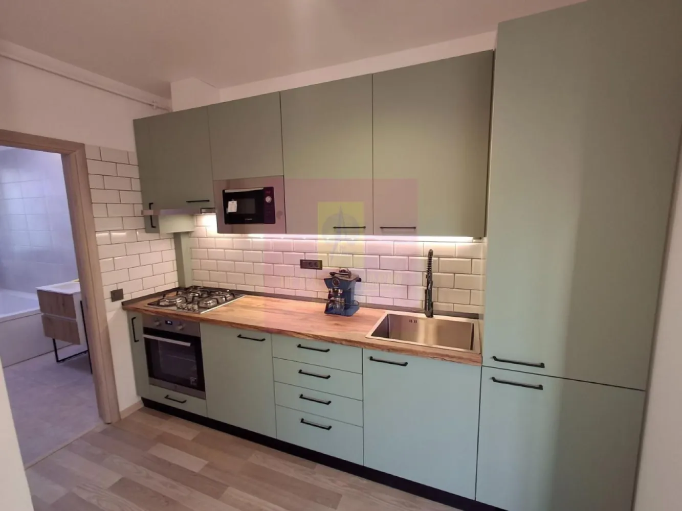 Apartament 3 camere Dorobanți x Floreasca - Apartament cu 3 camere, complet renovat, aflat la etajul 4 din 4, fără lift, într-un imobil boutique construit în 2018, poziționat în zona Dorobanți – Tudor Vianu, la câteva minute de Floreasca.
Suprafață totală 90 mp. Prima închiriere. Mobilat și utilat integral, totul nou.

Compartimentare:
living open-space cu bucătărie integrată, 36 mp
dormitor 14 mp
dormitor 12 mp
două băi, 6 mp și 4 mp
balcon 6 mp
Imobil premium, S+P+4E+pod tehnic, 5 apartamente in total. Apartament luminos, liniștit, înconjurat de verdeață.
Vedere pe trei laturi:
sud-est către strada Tudor Vianu
vest către spațiu verde
nord-vest către zonă rezidențială adiacentă străzii Școala Floreasca
Se închiriază mobilat și utilat, potrivit atât pentru locuire, cât și pentru activități de birou sau salon. Toate camerele au pregătite racorduri pentru lavoare, utile pentru cabinete medicale, beauty sau alte funcțiuni similare. 

Preț chirie: 1.200 euro / lună
Proprietar persoană fizică. Fără TVA.
Garanție: echivalentul a două luni de chirie.
Onorariu Agentie 0.
