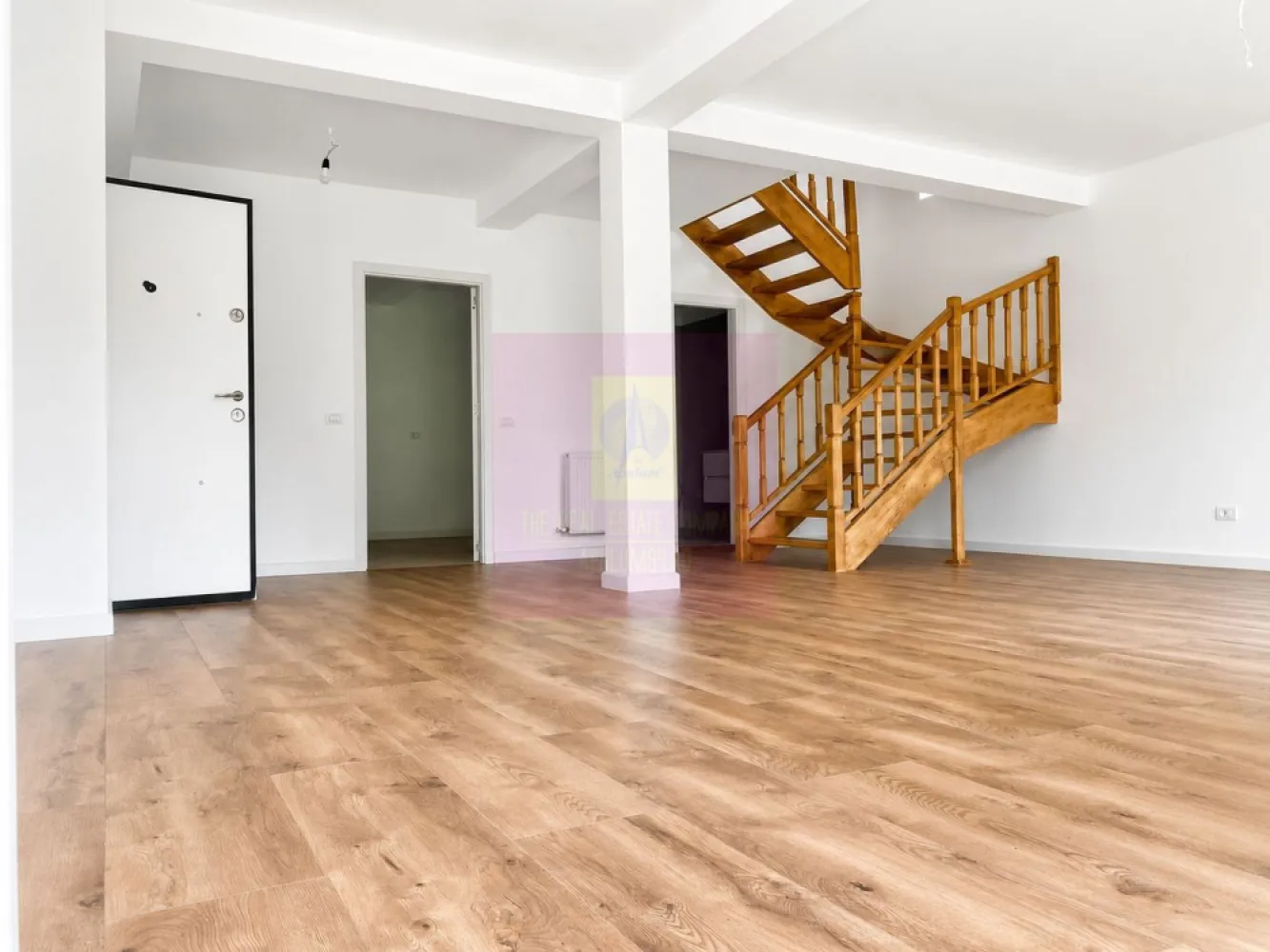 Duplex 4 camere , curte 250 mp, Mogoșoaia - Duplex de 122 mp într-o vilă din Mogoșoaia, Prelungirea Colentina, cu teren de 301 mp și curte de 250 mp — greu de găsit la casele din acest segment de preț. Construită în 2015, renovată în 2025: instalații, usi, mobilier bai și finisaje noi; fără investiții majore dupa mutare.
Proprietatea se vinde nemobilata.
Parterul are living spațios cu acces în curte și bucătărie separată. La etaj: 3 dormitoare, 2 băi și balcon la două dintre camere. 
Zonă liniștită, aproape de lac și de Palatul Mogoșoaia, cu acces direct spre București, fără ocoliri prin sat. Stația de autobuz e la 1 minut de mers pe jos. 
Preț: 231.900 €. Comision 0% pentru cumpărător.
Pentru vizionare, sunați sau scrieți pe WhatsApp: 0733.683.453.
