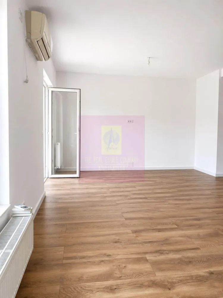 Duplex 4 camere , curte 250 mp, Mogoșoaia - Duplex de 122 mp într-o vilă din Mogoșoaia, Prelungirea Colentina, cu teren de 301 mp și curte de 250 mp — greu de găsit la casele din acest segment de preț. Construită în 2015, renovată în 2025: instalații, usi, mobilier bai și finisaje noi; fără investiții majore dupa mutare.
Proprietatea se vinde nemobilata.
Parterul are living spațios cu acces în curte și bucătărie separată. La etaj: 3 dormitoare, 2 băi și balcon la două dintre camere. 
Zonă liniștită, aproape de lac și de Palatul Mogoșoaia, cu acces direct spre București, fără ocoliri prin sat. Stația de autobuz e la 1 minut de mers pe jos. 
Preț: 231.900 €. Comision 0% pentru cumpărător.
Pentru vizionare, sunați sau scrieți pe WhatsApp: 0733.683.453.