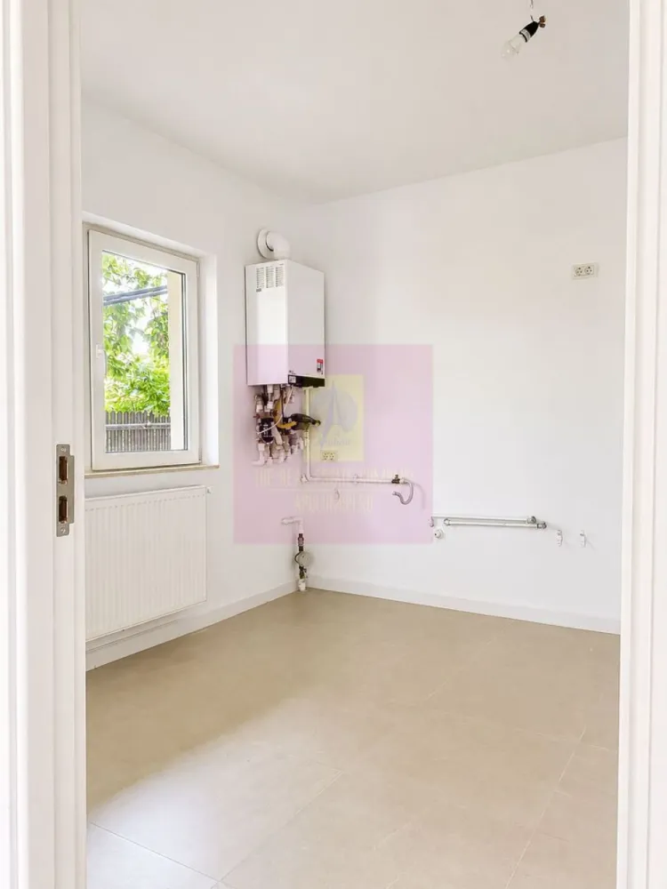 Duplex 4 camere , curte 250 mp, Mogoșoaia - Duplex de 122 mp într-o vilă din Mogoșoaia, Prelungirea Colentina, cu teren de 301 mp și curte de 250 mp — greu de găsit la casele din acest segment de preț. Construită în 2015, renovată în 2025: instalații, usi, mobilier bai și finisaje noi; fără investiții majore dupa mutare.
Proprietatea se vinde nemobilata.
Parterul are living spațios cu acces în curte și bucătărie separată. La etaj: 3 dormitoare, 2 băi și balcon la două dintre camere. 
Zonă liniștită, aproape de lac și de Palatul Mogoșoaia, cu acces direct spre București, fără ocoliri prin sat. Stația de autobuz e la 1 minut de mers pe jos. 
Preț: 231.900 €. Comision 0% pentru cumpărător.
Pentru vizionare, sunați sau scrieți pe WhatsApp: 0733.683.453.