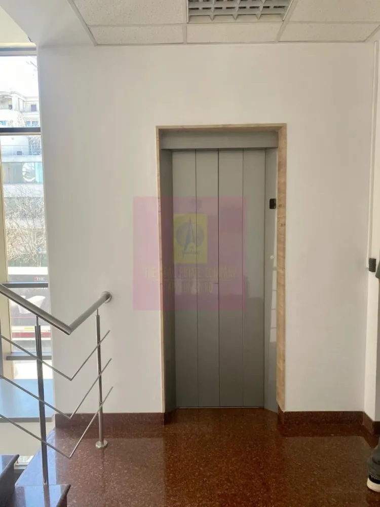Clădire individuală S+P+3E, zona Parlament | Închiriată integral - Clădire individuală integrală S+P+3E, centrul Bucureștiului, strada Apolodor, la doar 200–300 m de Palatul Parlamentului și de ministere, închiriată complet pe termen lung unui singur chiriaș. Se vinde cu contract activ — venit din prima zi 5+ ani.
Se vinde întreaga clădire, nu spații separate: ~568 mp suprafață utilă plus ~165 mp teren propriu, desfășurate pe subsol (101,73 mp), parter (108,15 mp), etaj 1 (118,62 mp), etaj 2 (124,74 mp) și etaj 3 (117,15 mp). Identitate proprie, vizibilitate stradală și control total asupra spațiului — ideală și ca sediu reprezentativ de firmă.
Atuuri rare pentru zona centrală: 8 locuri de parcare proprii în curte, incluse — aproape imposibil de găsit aici. Vizibilitate excelentă pe Apolodor / Izvor, acces rapid la metrou (Izvor / Unirii) și legături auto facile către toate direcțiile

Rezumat suprafete:
Suprafață utilă : 568 mp + ~165 mp teren propriu
Parcări: 8 locuri proprii
Subsol: 101.73 mp util
Parter: 108.15 mp util
Etaj 1: 118.62 mp util
Etaj 2: 124.74 mp util
Etaj 3: 117.15 mp util