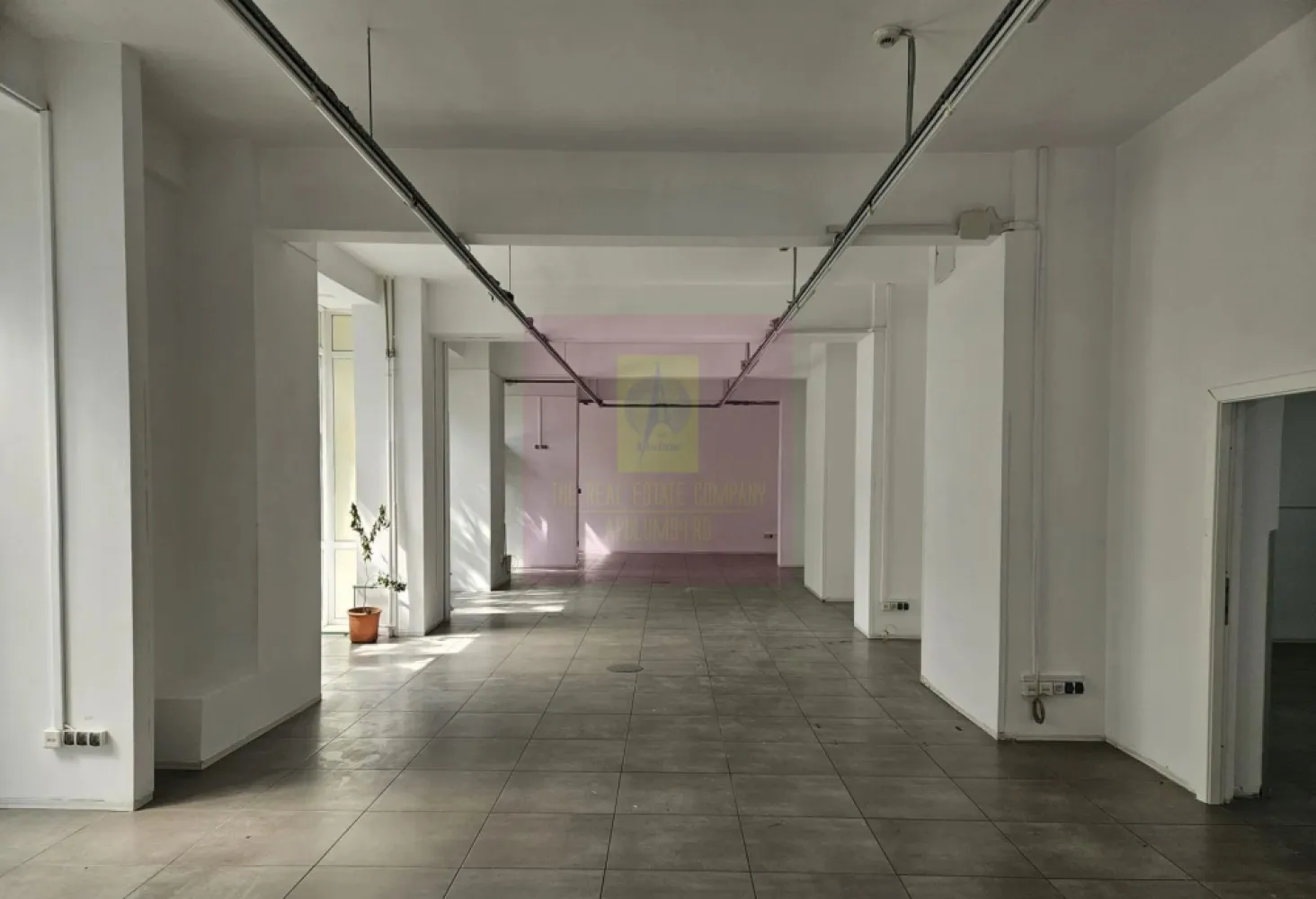 Spatiu comercial Calea Serban Voda, 261 mp, vitrina 20ml, stradal - Va oferim spre inchiriere un spatiu comercial situat la parter de bloc, vitrina 20 ml, pe Calea Șerban Vodă in zona Tineretului, cu vizibilitate foarte buna si acces facil, ideal pentru multiple tipuri de activitati comerciale sau de servicii. Aproape de Metrou Tineretului, stații STB, clădiri de birouri, zone turistice, parcuri. Suprafata utila: 261 mp, toata suprafata este la parter• Vitrina stradala: 20 ml• Open space principal: 112 mp (ideal showroom receptie sala vanzare)• Incaperi suplimentare pentru birouri sau spatii de lucru• 2 grupuri sanitare• Intrare principala din fata• Intrare separata in spate pentru aprovizionare marfa. Potrivit pentru orice tip de activitate: Showroom, supermarket, farmacie, clinica medicala, cafenea, patiserie etc.
Pentru detalii suplimentare si vizionare contactati agentul Dona Camelia 0733683461