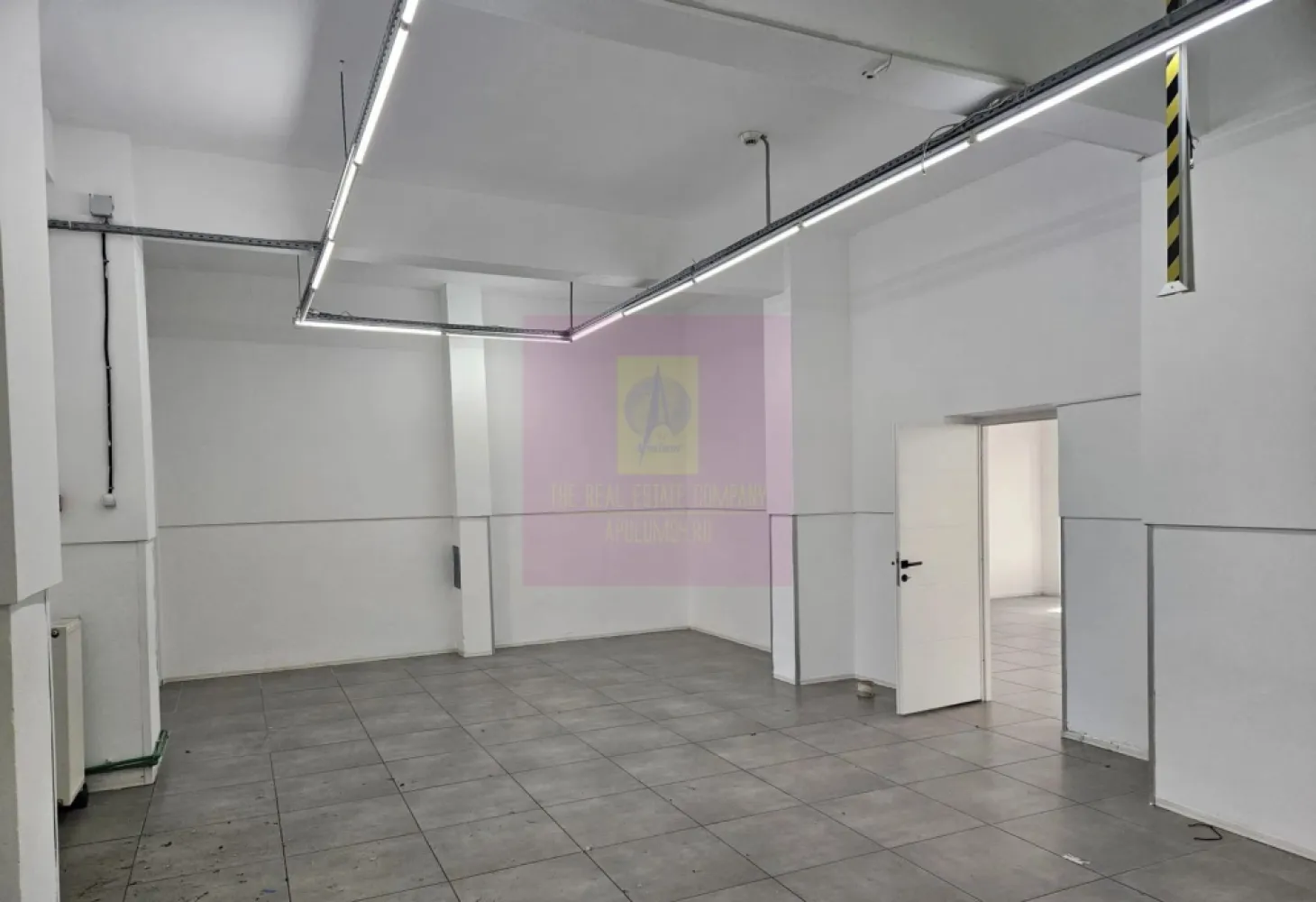 Spatiu comercial Calea Serban Voda, 261 mp, vitrina 20ml, stradal - Va oferim spre inchiriere un spatiu comercial situat la parter de bloc, vitrina 20 ml, pe Calea Șerban Vodă in zona Tineretului, cu vizibilitate foarte buna si acces facil, ideal pentru multiple tipuri de activitati comerciale sau de servicii. Aproape de Metrou Tineretului, stații STB, clădiri de birouri, zone turistice, parcuri. Suprafata utila: 261 mp, toata suprafata este la parter• Vitrina stradala: 20 ml• Open space principal: 112 mp (ideal showroom receptie sala vanzare)• Incaperi suplimentare pentru birouri sau spatii de lucru• 2 grupuri sanitare• Intrare principala din fata• Intrare separata in spate pentru aprovizionare marfa. Potrivit pentru orice tip de activitate: Showroom, supermarket, farmacie, clinica medicala, cafenea, patiserie etc.
Pentru detalii suplimentare si vizionare contactati agentul Dona Camelia 0733683461
