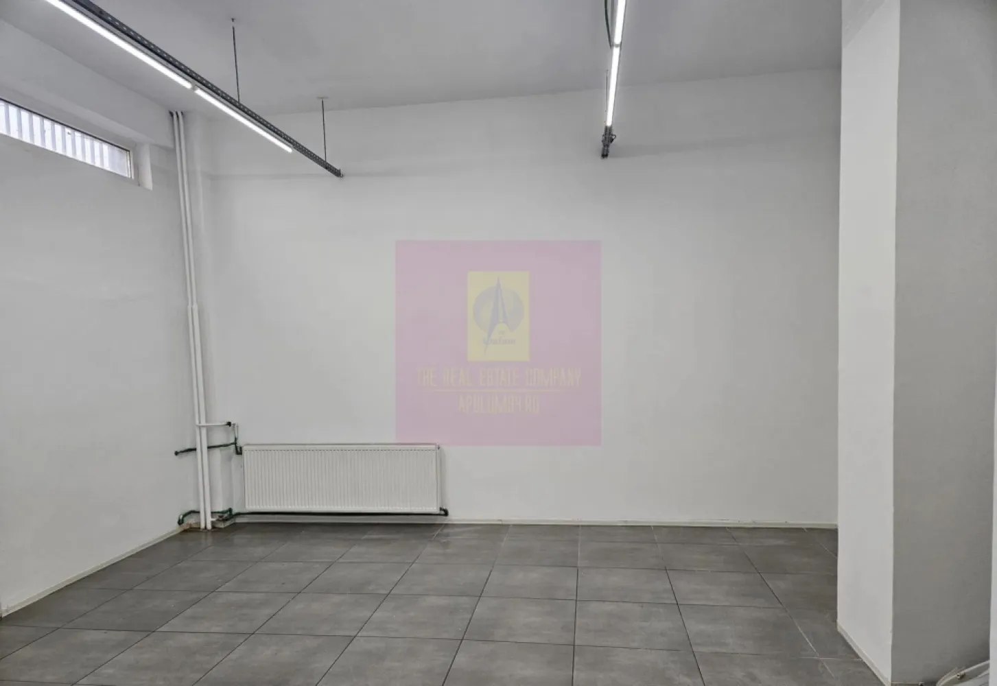 Spatiu comercial Calea Serban Voda, 261 mp, vitrina 20ml, stradal - Va oferim spre inchiriere un spatiu comercial situat la parter de bloc, vitrina 20 ml, pe Calea Șerban Vodă in zona Tineretului, cu vizibilitate foarte buna si acces facil, ideal pentru multiple tipuri de activitati comerciale sau de servicii. Aproape de Metrou Tineretului, stații STB, clădiri de birouri, zone turistice, parcuri. Suprafata utila: 261 mp, toata suprafata este la parter• Vitrina stradala: 20 ml• Open space principal: 112 mp (ideal showroom receptie sala vanzare)• Incaperi suplimentare pentru birouri sau spatii de lucru• 2 grupuri sanitare• Intrare principala din fata• Intrare separata in spate pentru aprovizionare marfa. Potrivit pentru orice tip de activitate: Showroom, supermarket, farmacie, clinica medicala, cafenea, patiserie etc.
Pentru detalii suplimentare si vizionare contactati agentul Dona Camelia 0733683461