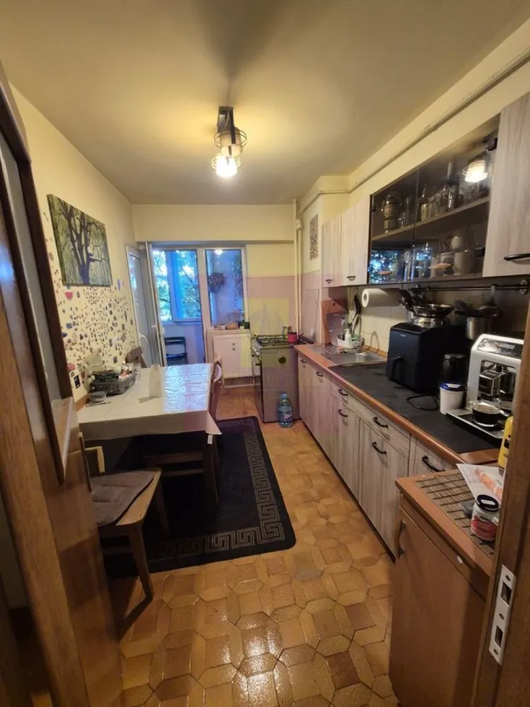 Vanzare apartament 2 camere Piata Iancului-metrou - Vanzare apartament 2 camere-Piata Iancului. Apartamentul este decomandat amenajat, aer conditionat, balcun inchis cu termopan. Blocul a fost construit in anul 1987, urmeaza sa fie anvelopat. La 2 minute se afla statie de metrou, tranvai, autobuz.