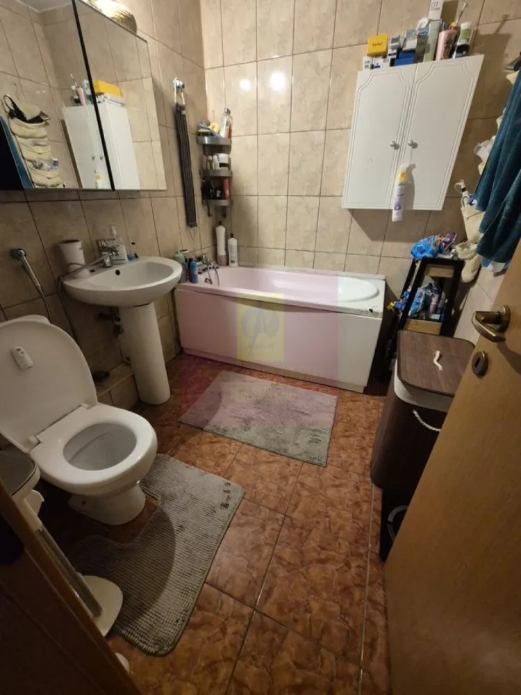 Vanzare apartament 2 camere Piata Iancului-metrou - Vanzare apartament 2 camere-Piata Iancului. Apartamentul este decomandat amenajat, aer conditionat, balcun inchis cu termopan. Blocul a fost construit in anul 1987, urmeaza sa fie anvelopat. La 2 minute se afla statie de metrou, tranvai, autobuz.