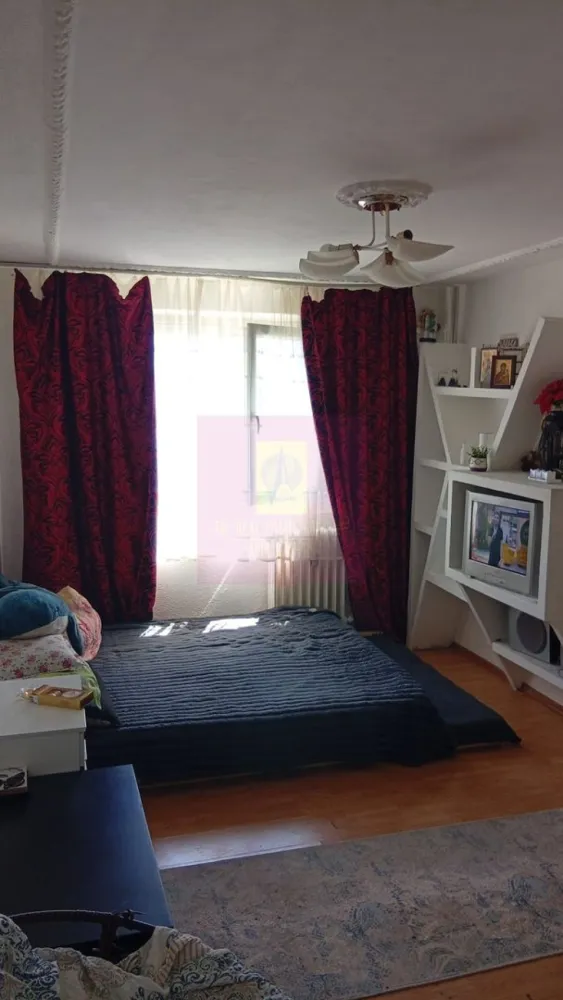 Apartament 2 camere Titan- Piata Salajan. - Compania imobiliara Apulum94 va propune un apartament de 2 camere confort 2, situat in zona Titan, in apropiere de Piata Salajan.
Imobilul este reabilitat termic, este curat, cu vecini civilizati si are camere video. 
Apartamentul este curat, semidecomadat si are o suprafata de 37 mp cu tot cu balcon. 
Are gresie, faianta, parchet, termopan, repartitoare, apometre. 
Pentru vizionare si alte detalii nu ezitati sa ma contactati pe nr 0733683446- Laura Ionescu.