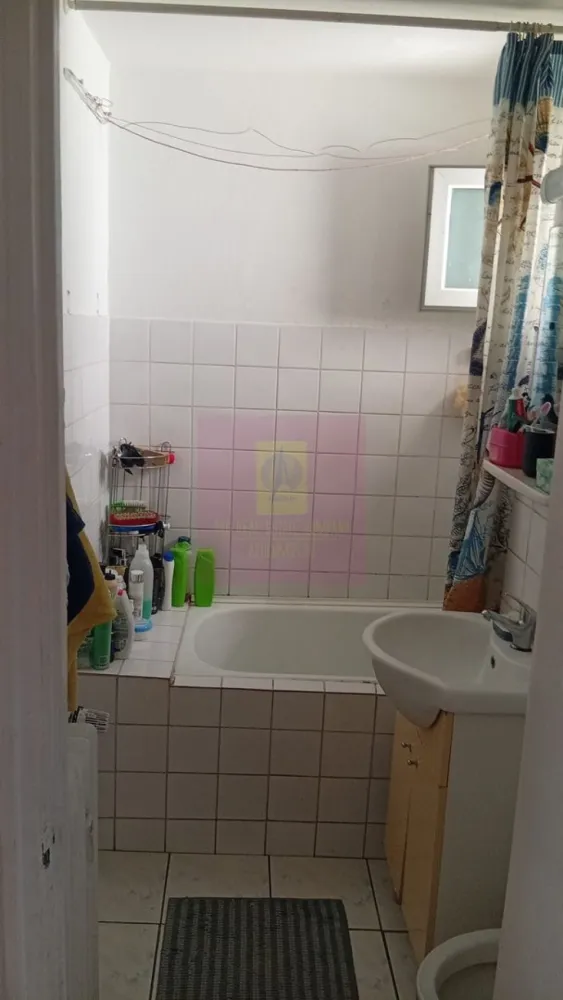 Apartament 2 camere Titan- Piata Salajan. - Compania imobiliara Apulum94 va propune un apartament de 2 camere confort 2, situat in zona Titan, in apropiere de Piata Salajan.
Imobilul este reabilitat termic, este curat, cu vecini civilizati si are camere video. 
Apartamentul este curat, semidecomadat si are o suprafata de 37 mp cu tot cu balcon. 
Are gresie, faianta, parchet, termopan, repartitoare, apometre. 
Pentru vizionare si alte detalii nu ezitati sa ma contactati pe nr 0733683446- Laura Ionescu.