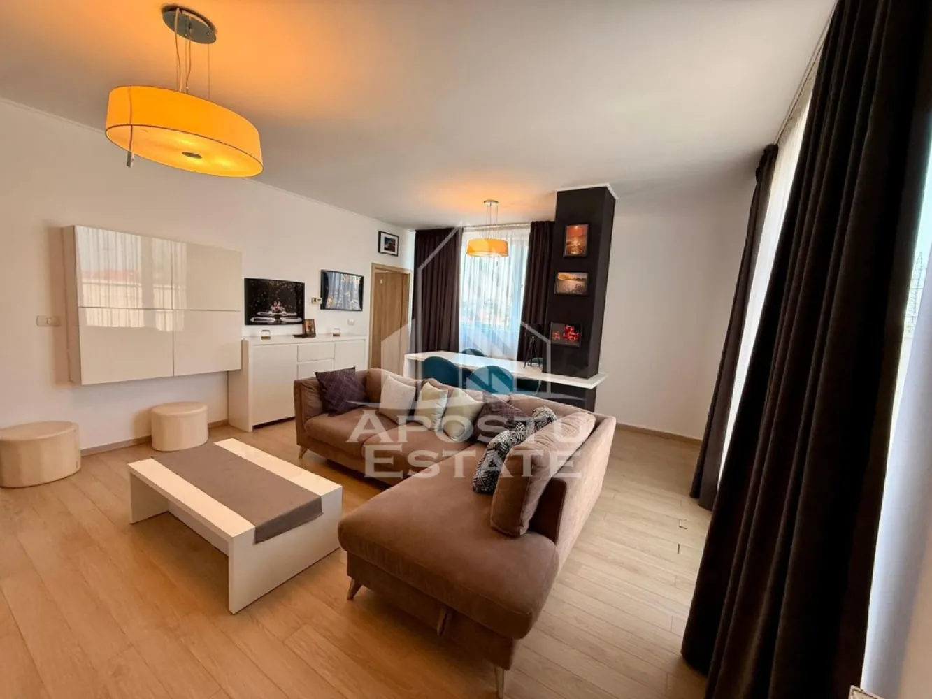 Apartament 2 camere de inchiriat, Dumbravita - Agentia imobiliara APOSTU ESTATE va propune spre inchiriere un apartament cu 2 camere, spatios si luminos, situat in zona Dumbravita, o zona linistita si bine pozitionata din Timisoara, potrivit pentru cupluri,familii, sau studenti care isi doresc o locuinta unde sa se simta confortabil si cu acces facil catre scoli, statii de autobuz, supermarketuri , magazine de zona, parcuri.

Suprafata utila: 71 mp

Compartimentare eficienta:
-Hol de acces generos
-Bucatarie complet mobilata si utilata, cu loc de luat masa
-Living luminos si spatios
-Dormitor mobilat si utilat
-Baie prevazuta cu cada
-Doua terase

Confort si facilitati:
-Incalzirea apartamentului: centrala proprie
-Incalzirea prin calorifere
-Apartamentul este complet mobilat si utilat
-Se accepta animale de companie de catre proprietar
-Se accepta fumatori

Localizare:
-Timis,Timisoara, zona Dumbravita – acces facil spre magazine, supermarketuri, scoli, parcuri si mijloace de transport in comun.

Ideal pentru:
-Familii
-Cupluri
-Studenti

Disponibilitate: imediata
Pret chirie lunara: 700
Se percep 2 garantii
Programeaza o vizionare pentru a-ti putea imagina viitorul aici!
ID intern: CP3227906